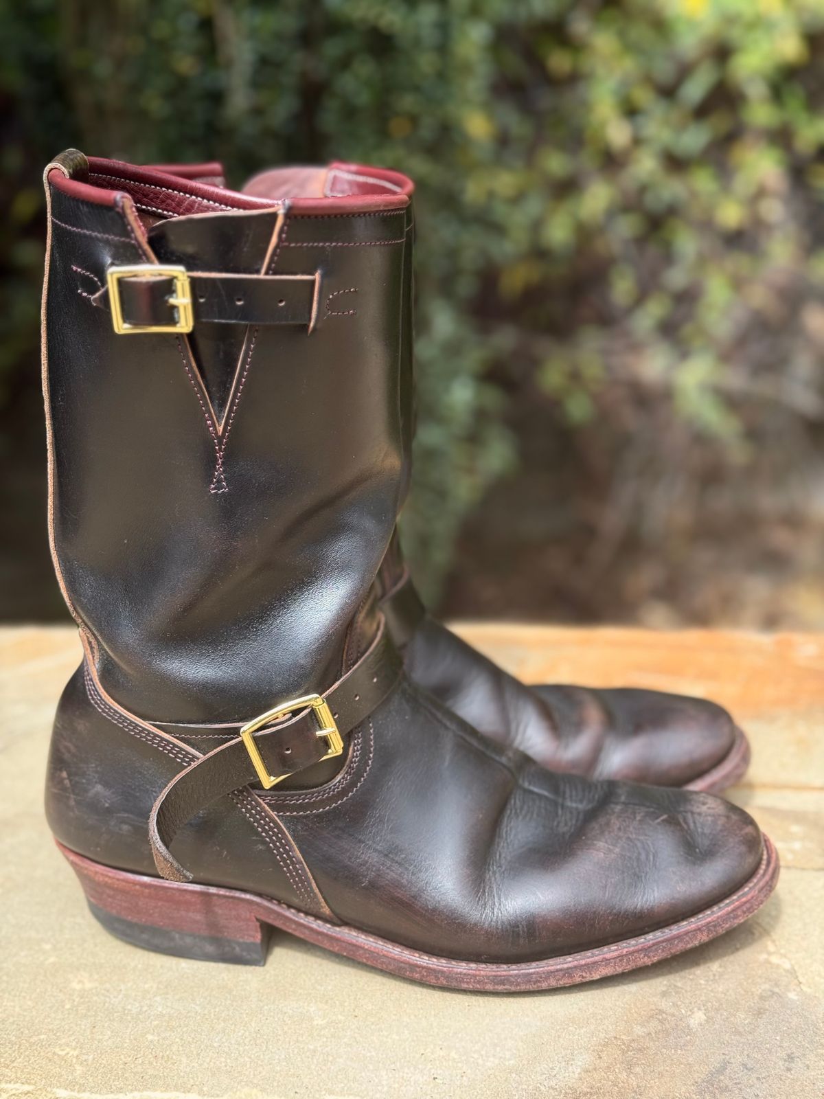 Photo by nathanjcreel on April 1, 2026 of the Unsung U 22-2 Engineer Boot in Horween Burgundy Workshoe Butt Overdyed Black.