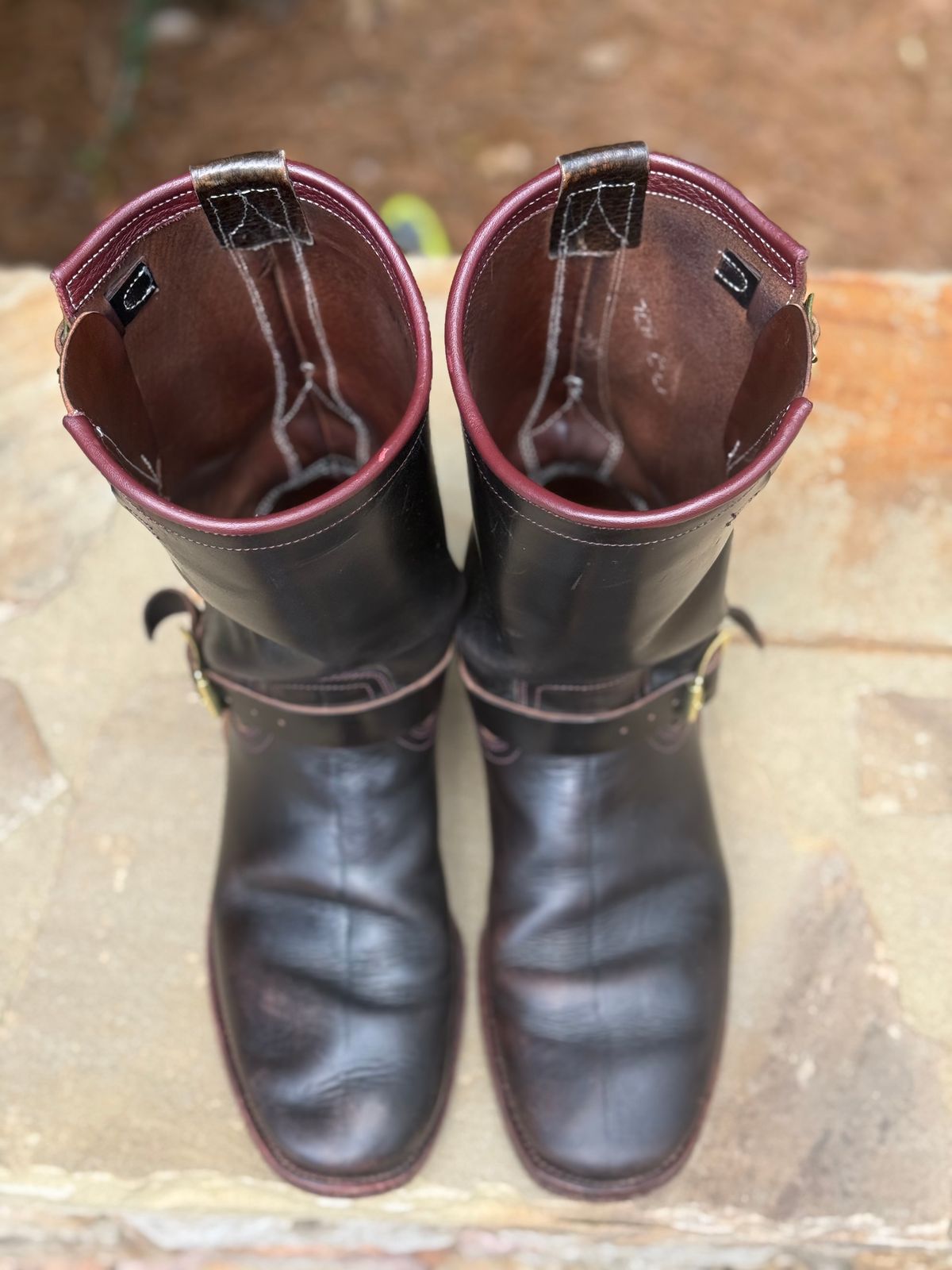 Photo by nathanjcreel on April 1, 2026 of the Unsung U 22-2 Engineer Boot in Horween Burgundy Workshoe Butt Overdyed Black.