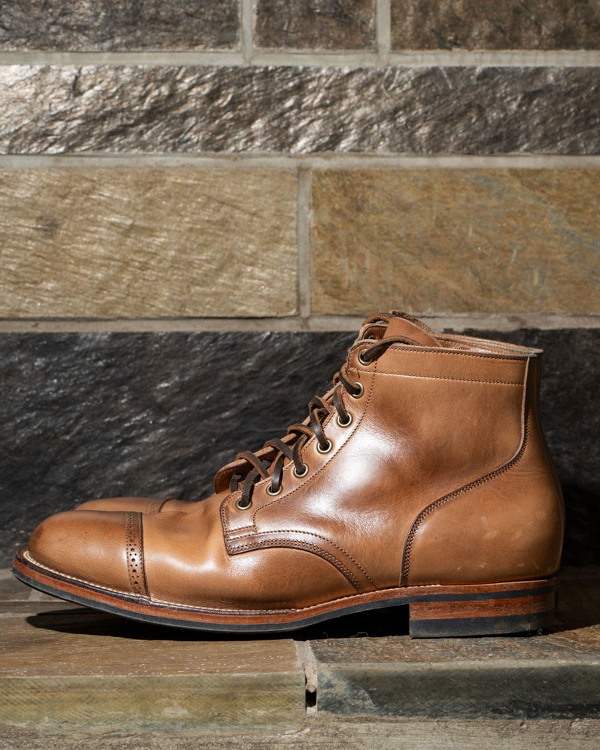 Photo by heritage_by_niels on November 1, 2023 of the Viberg Service Boot BCT in Horween Natural Chromexcel.