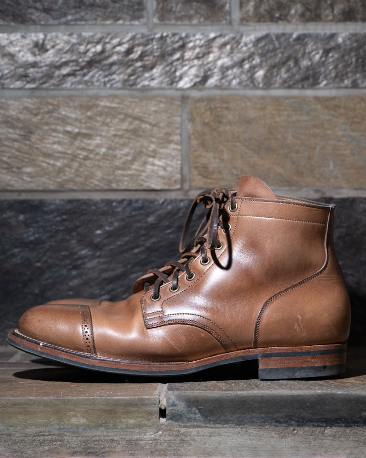 Photo by heritage_by_niels on December 2, 2023 of the Viberg Service Boot BCT in Horween Natural Chromexcel.