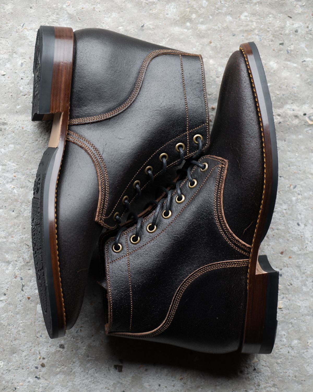 Photo by heritage_by_niels on October 1, 2024 of the Onderhoud SVC01 Boondocker in Horween Java Waxed Flesh.