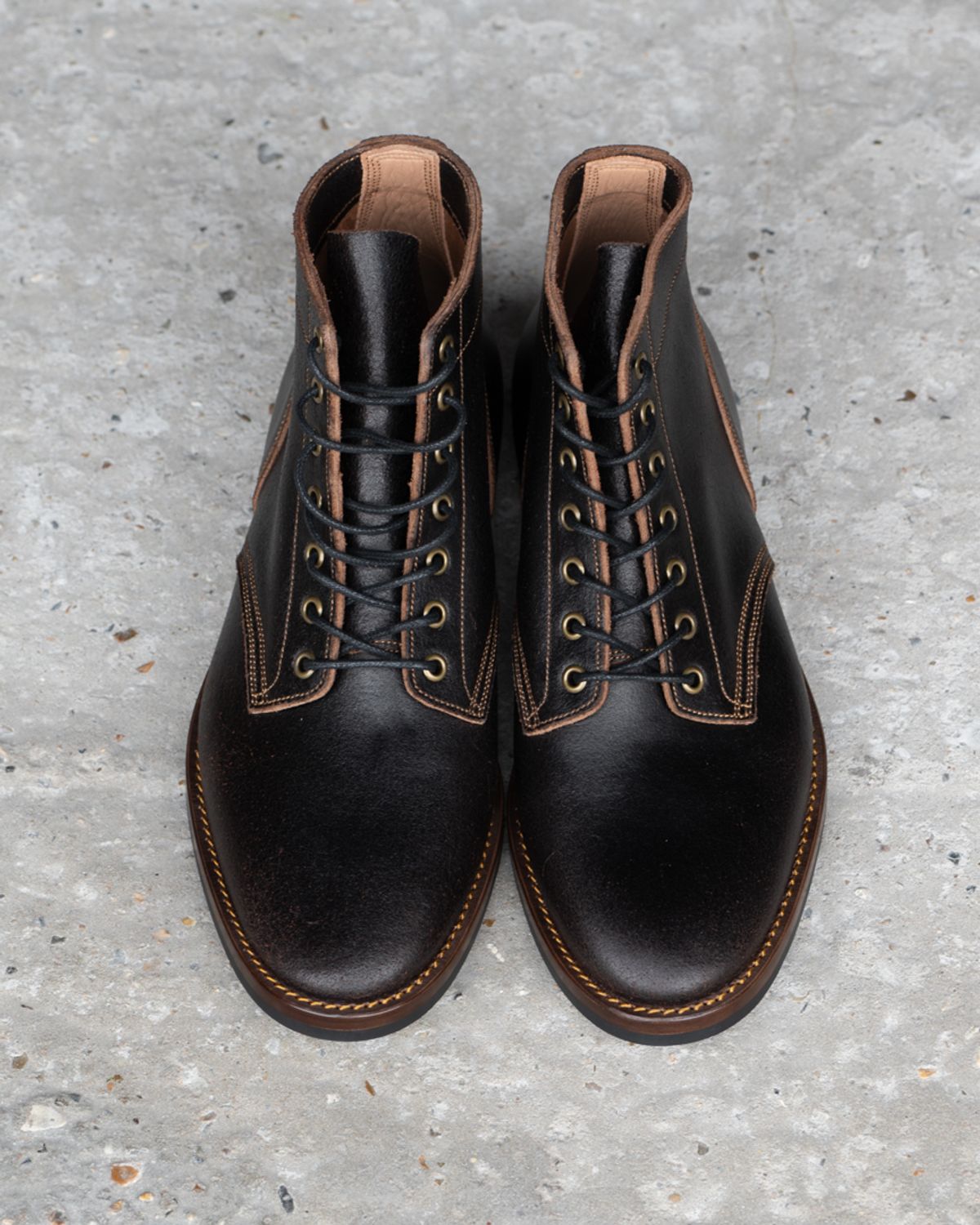 Photo by heritage_by_niels on October 1, 2024 of the Onderhoud SVC01 Boondocker in Horween Java Waxed Flesh.