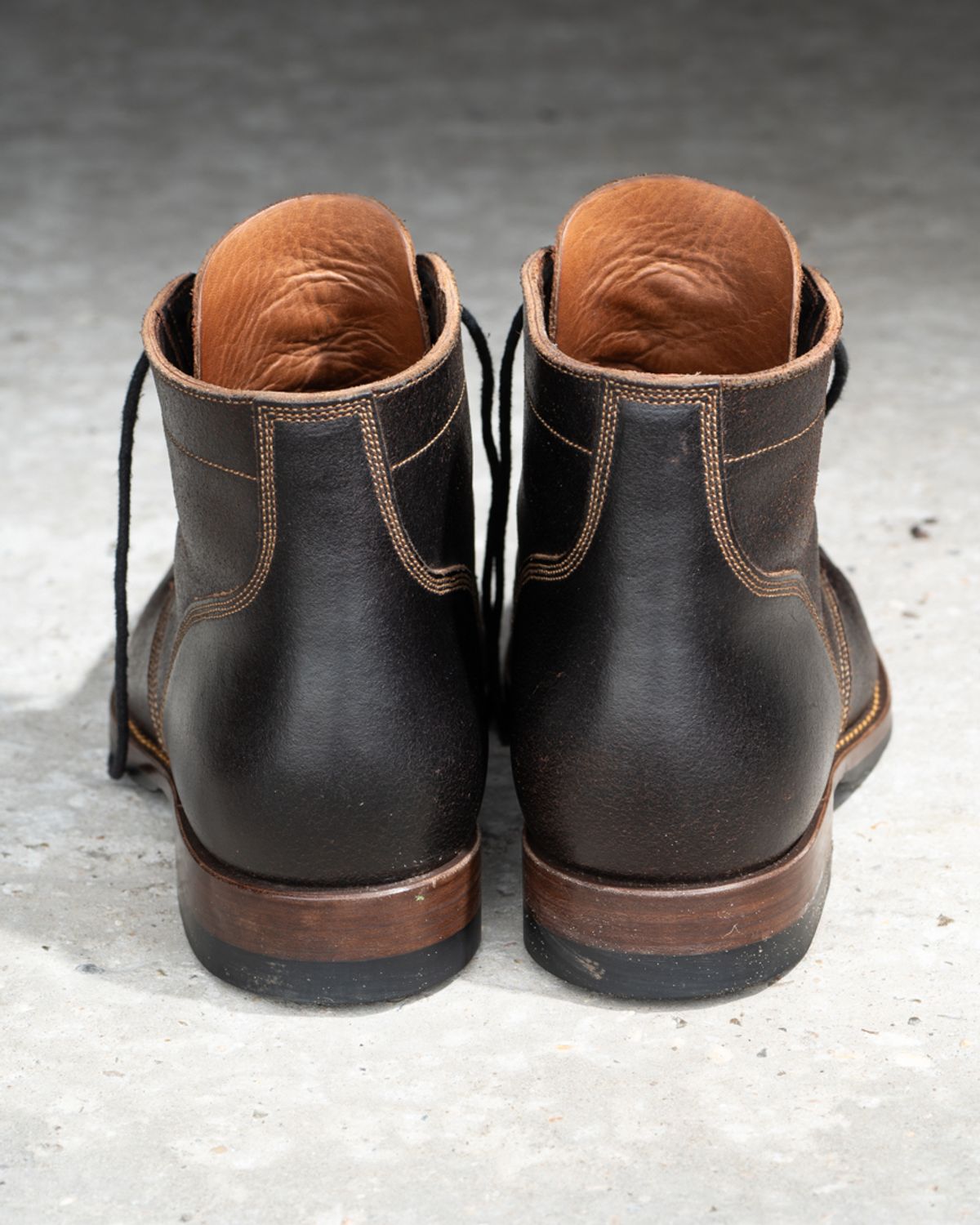 Photo by heritage_by_niels on November 2, 2024 of the Onderhoud SVC01 Boondocker in Horween Java Waxed Flesh.