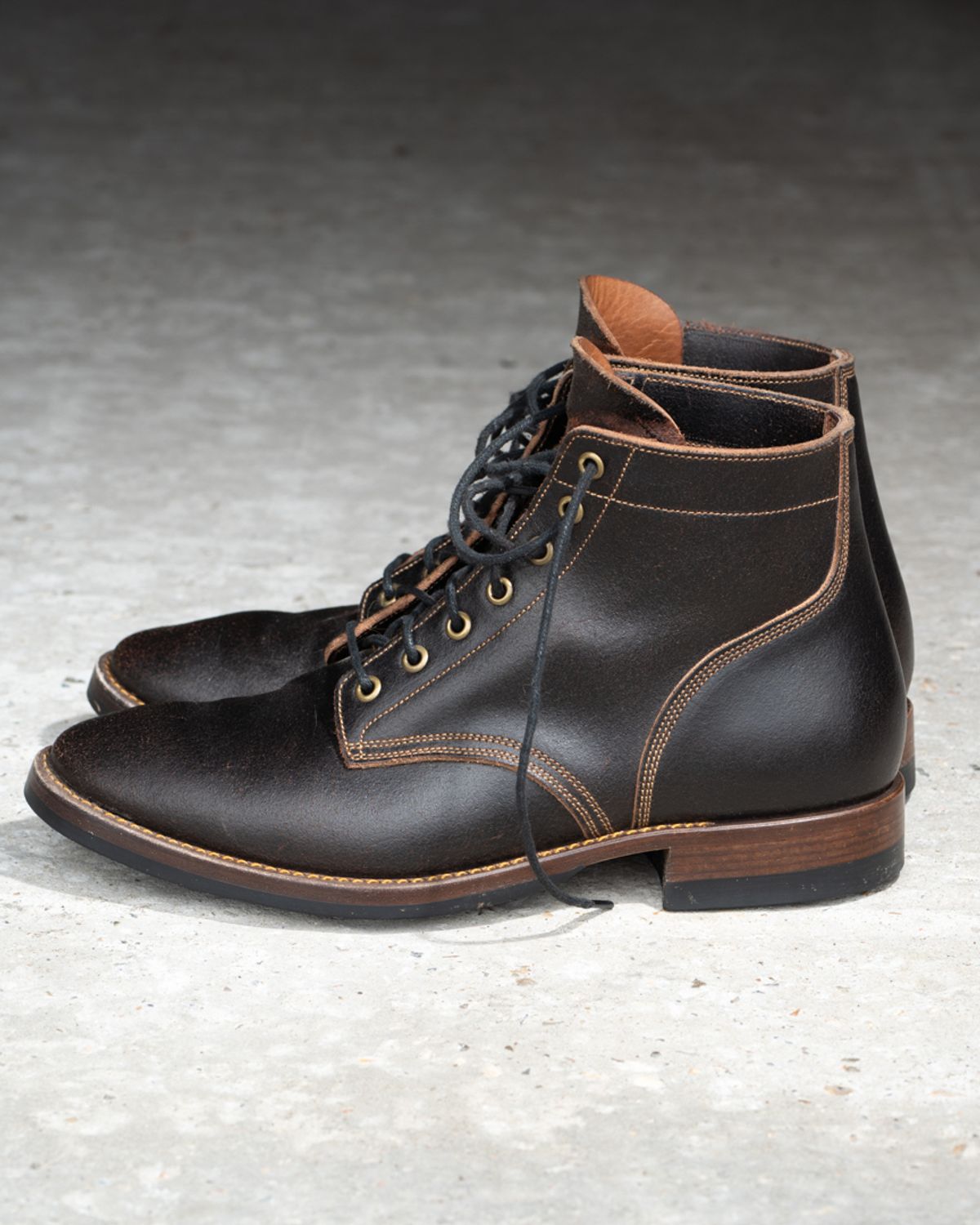 Photo by heritage_by_niels on November 2, 2024 of the Onderhoud SVC01 Boondocker in Horween Java Waxed Flesh.