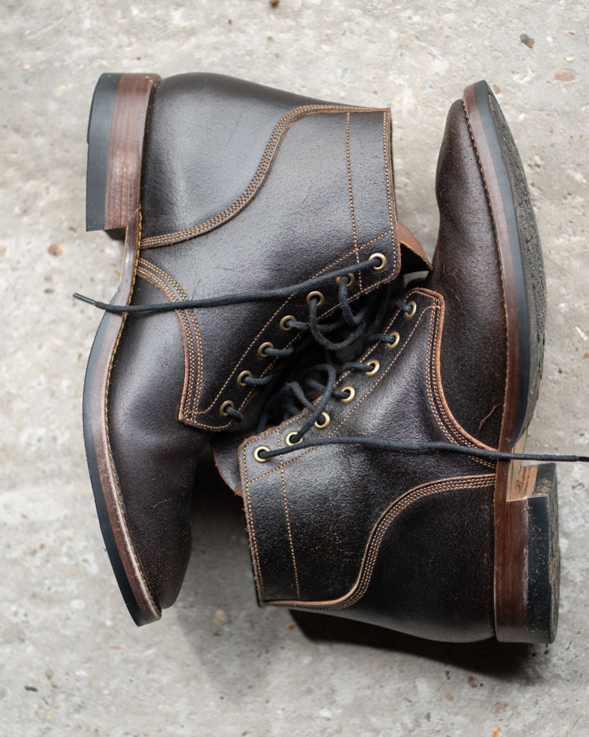 Photo by heritage_by_niels on November 2, 2024 of the Onderhoud SVC01 Boondocker in Horween Java Waxed Flesh.