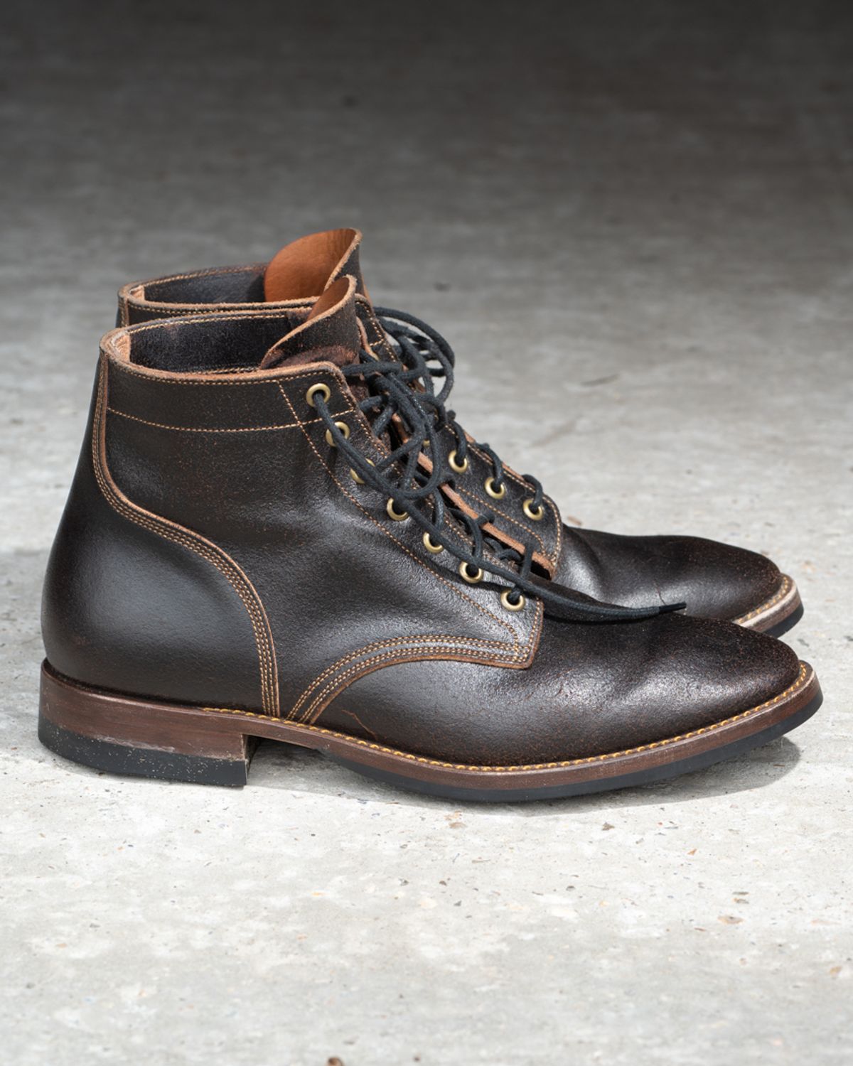 Photo by heritage_by_niels on November 2, 2024 of the Onderhoud SVC01 Boondocker in Horween Java Waxed Flesh.