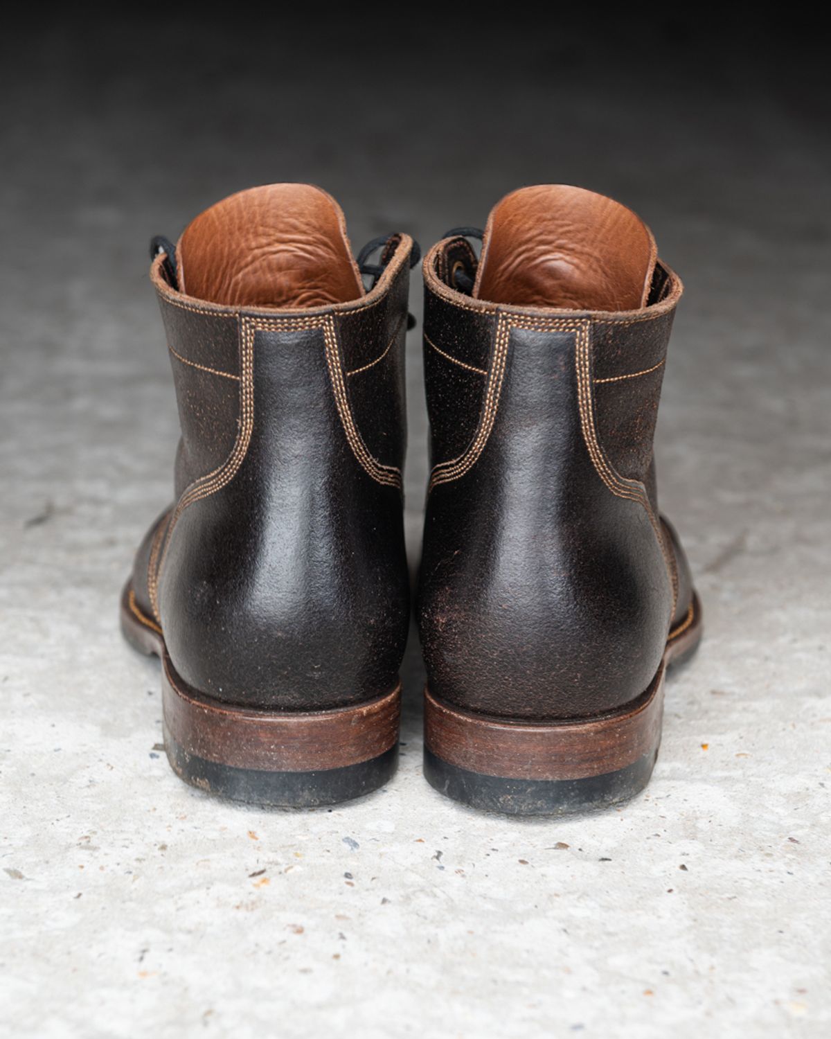 Photo by heritage_by_niels on January 1, 2025 of the Onderhoud SVC01 Boondocker in Horween Java Waxed Flesh.