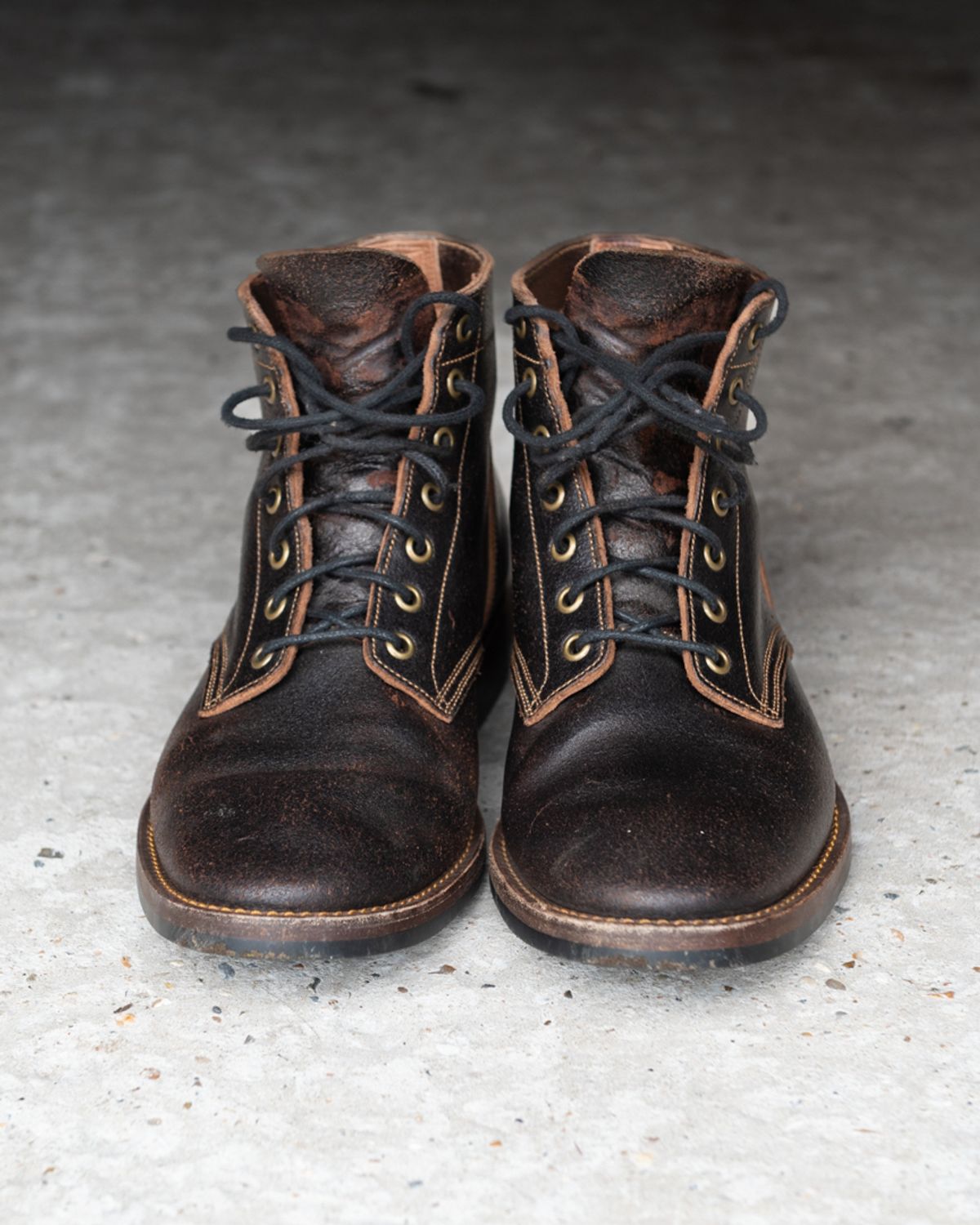 Photo by heritage_by_niels on January 1, 2025 of the Onderhoud SVC01 Boondocker in Horween Java Waxed Flesh.