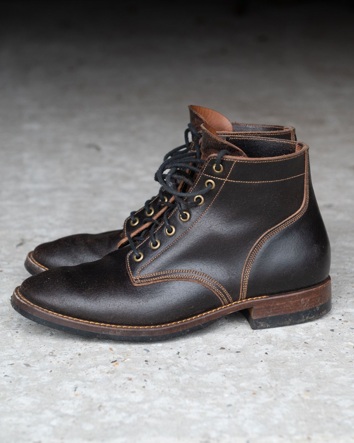 Photo by heritage_by_niels on January 1, 2025 of the Onderhoud SVC01 Boondocker in Horween Java Waxed Flesh.