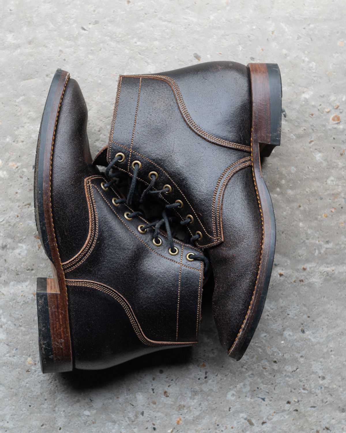 Photo by heritage_by_niels on January 1, 2025 of the Onderhoud SVC01 Boondocker in Horween Java Waxed Flesh.