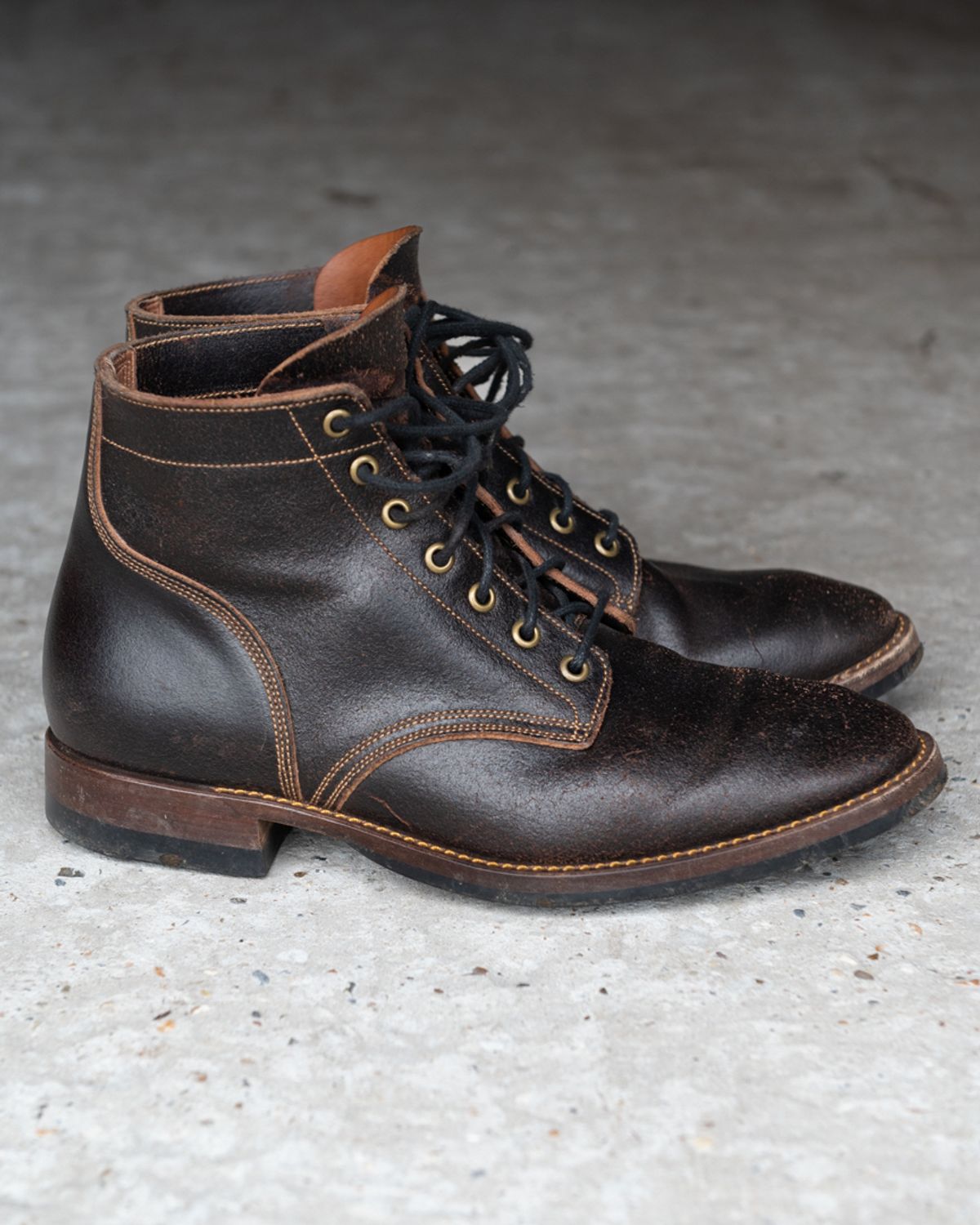 Photo by heritage_by_niels on January 1, 2025 of the Onderhoud SVC01 Boondocker in Horween Java Waxed Flesh.