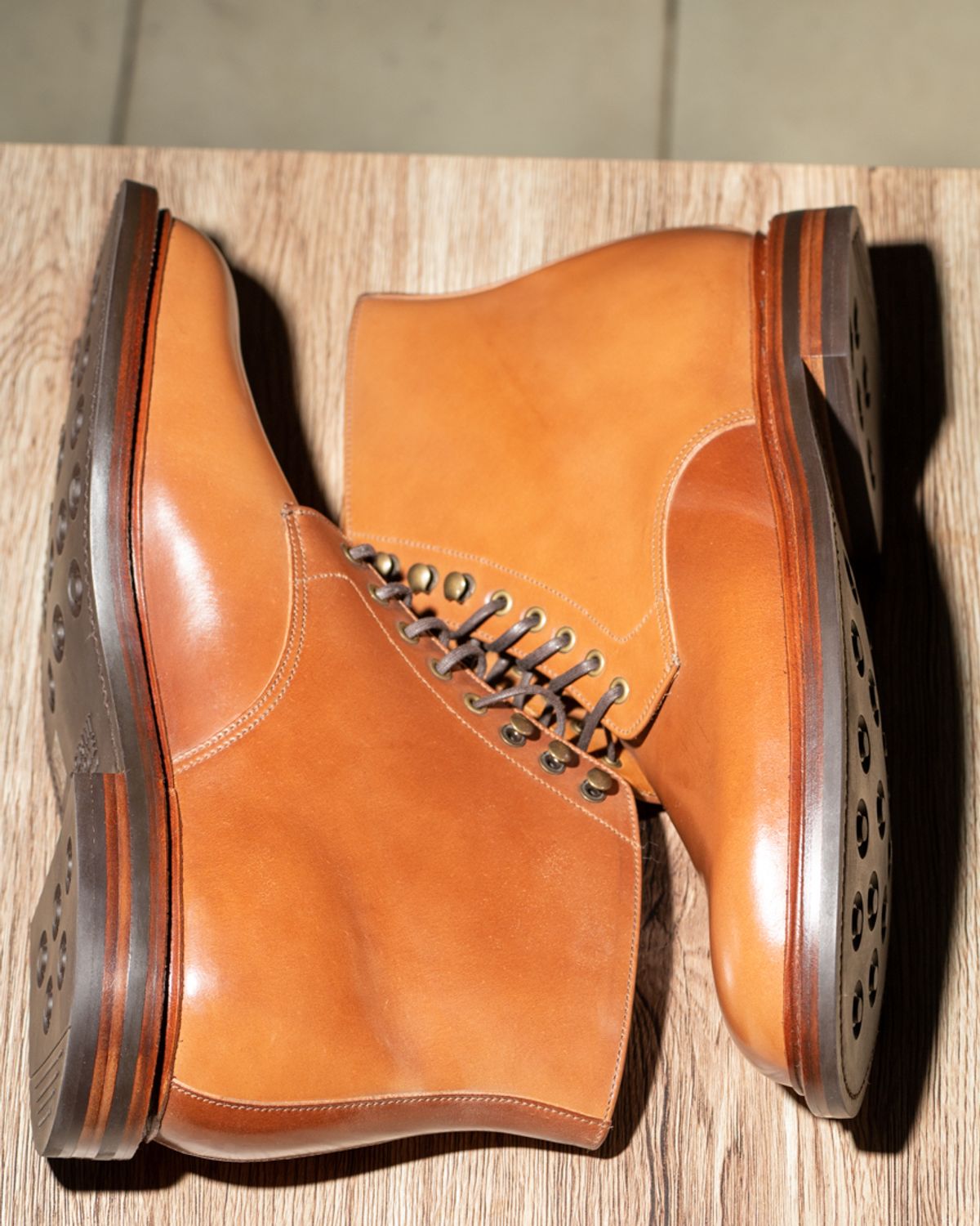 Photo by heritage_by_niels on October 1, 2022 of the Grant Stone Edward Boot in Horween Honey Glazed Shell Cordovan.