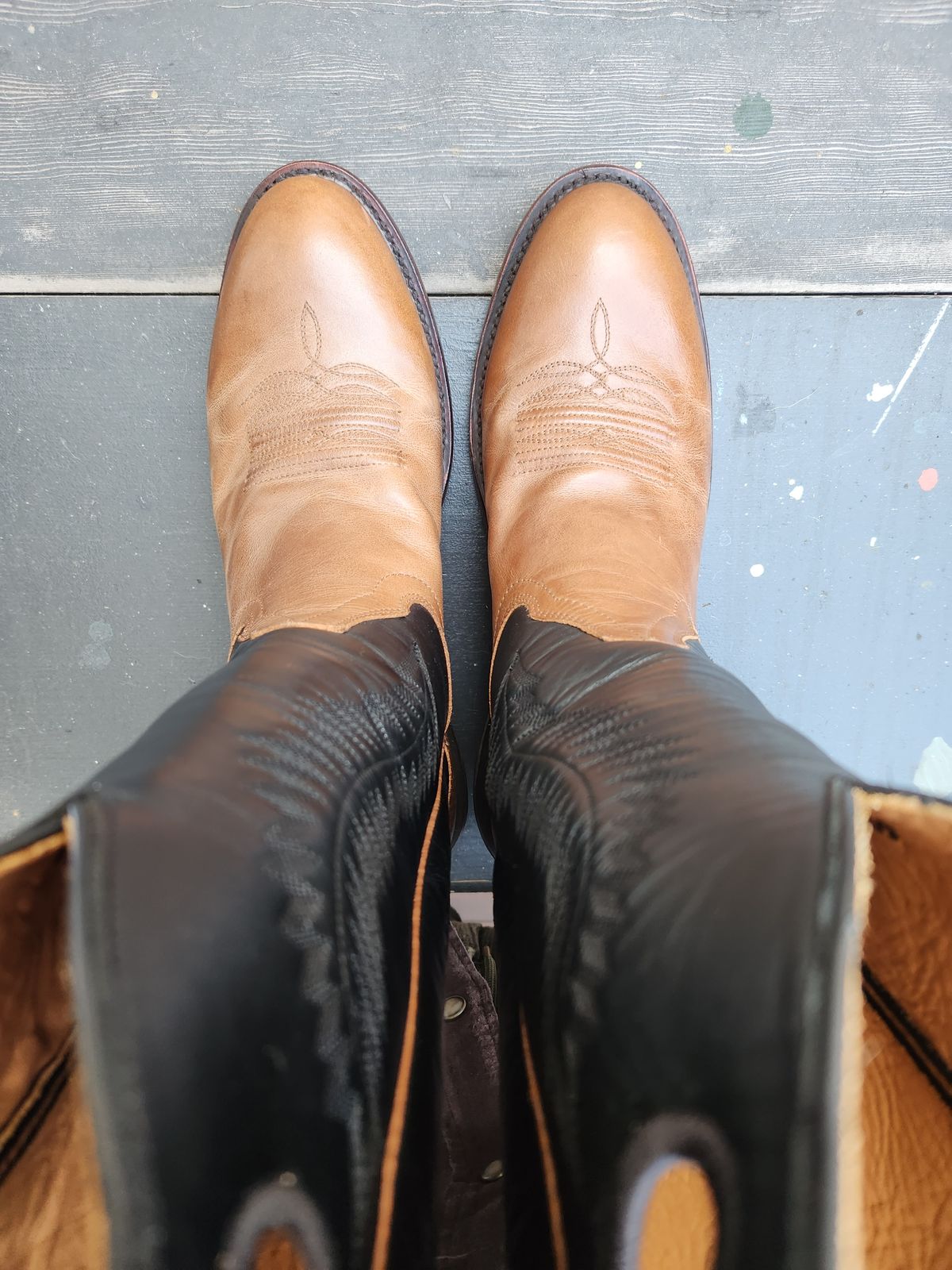 Photo by denimhound on October 1, 2023 of the Drew's Boots The Trevor in Unknown Leather.