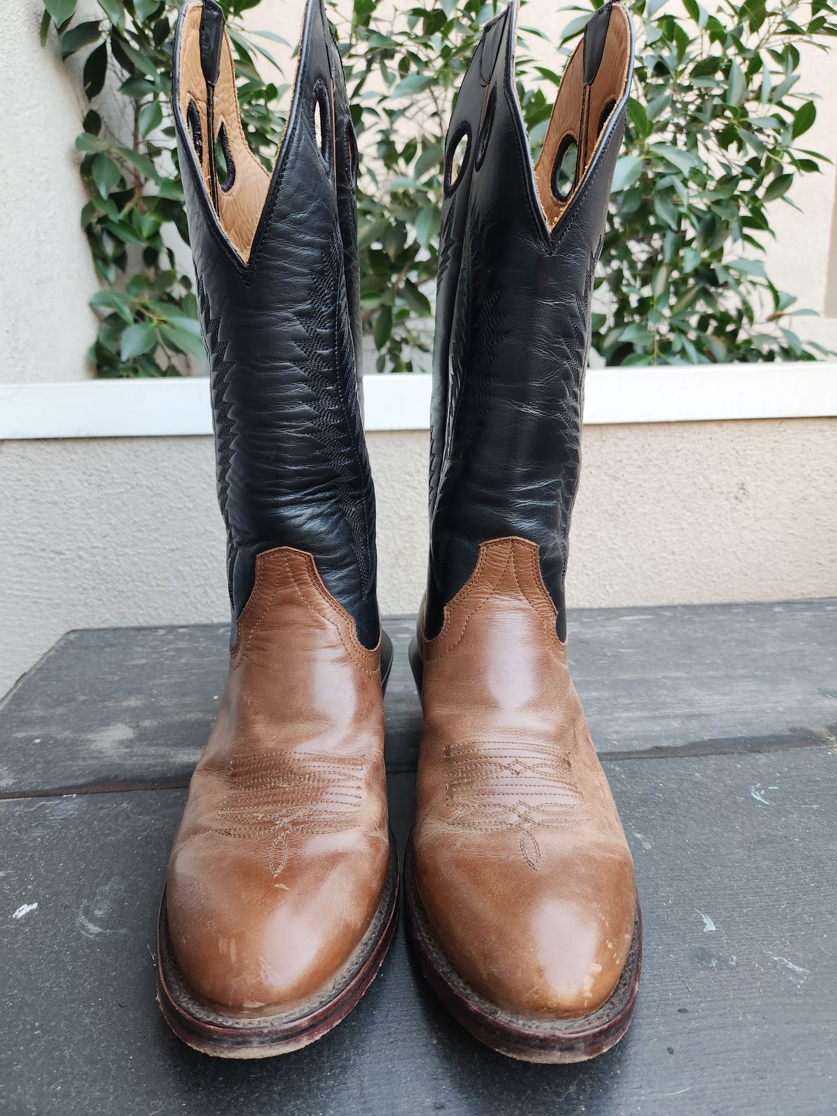 Photo by denimhound on November 6, 2023 of the Drew's Boots The Trevor in Unknown Leather.