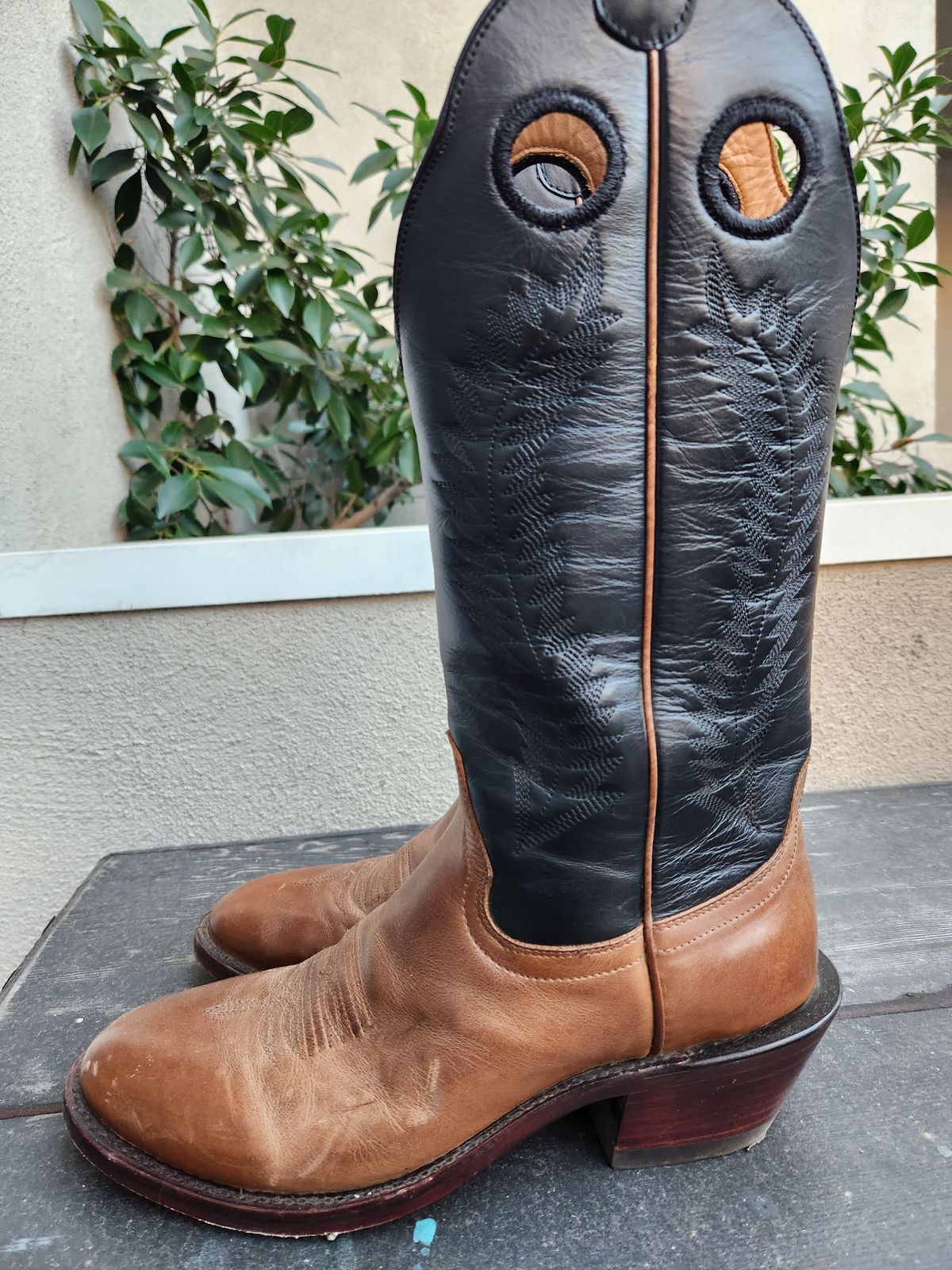 Photo by denimhound on November 6, 2023 of the Drew's Boots The Trevor in Unknown Leather.