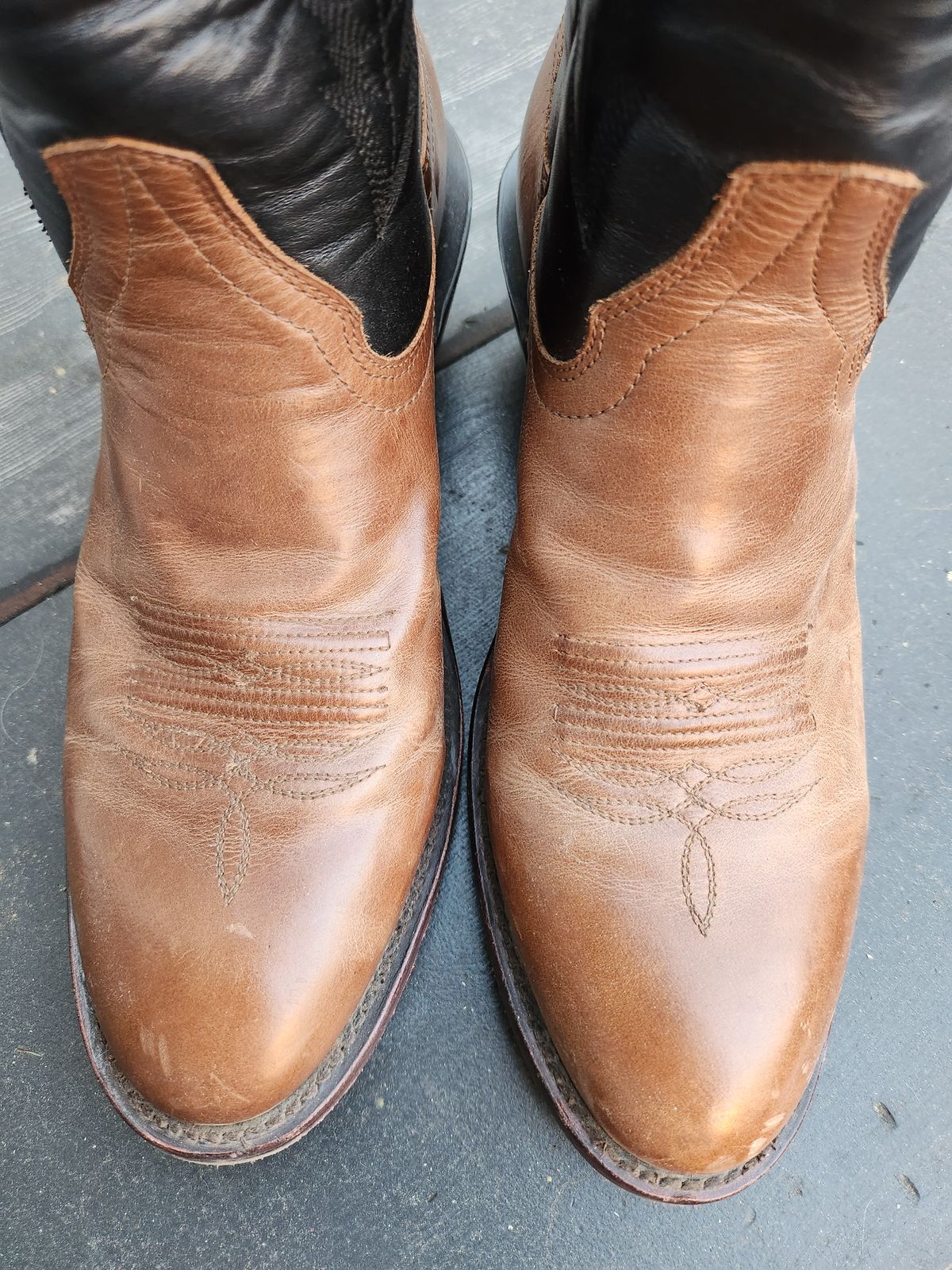 Photo by denimhound on November 6, 2023 of the Drew's Boots The Trevor in Unknown Leather.