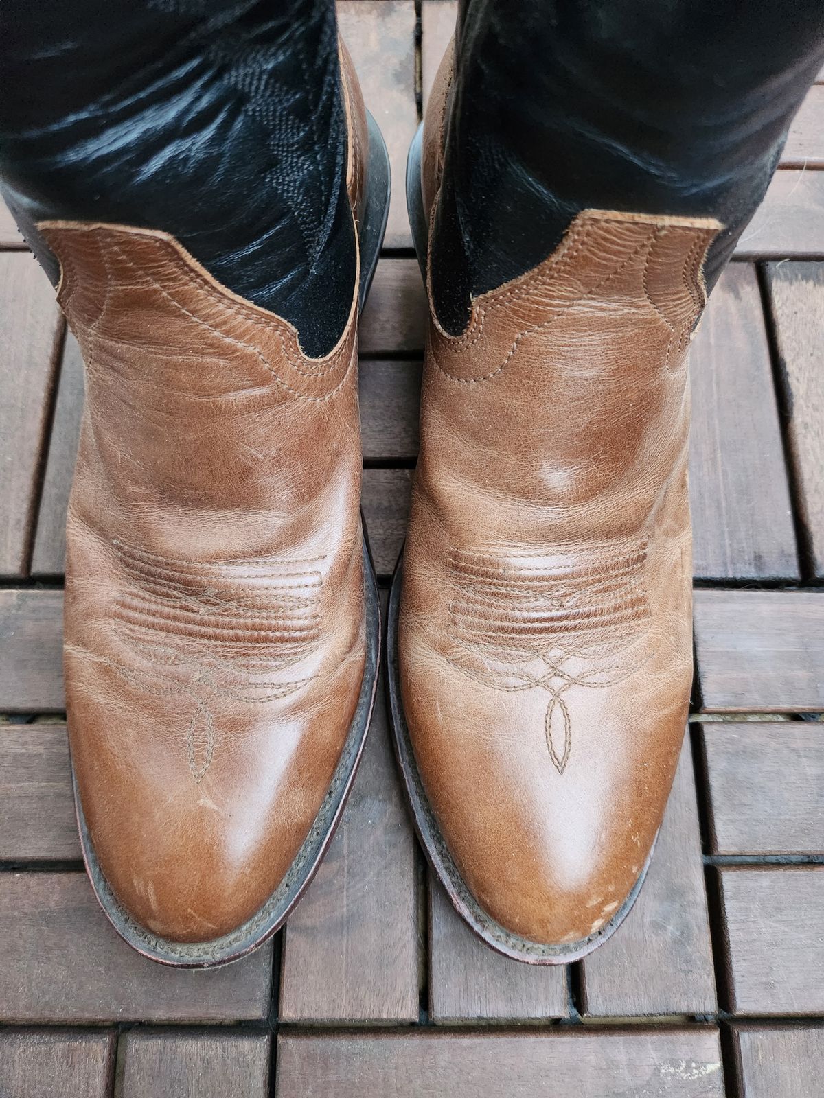 Photo by denimhound on December 5, 2023 of the Drew's Boots The Trevor in Unknown Leather.