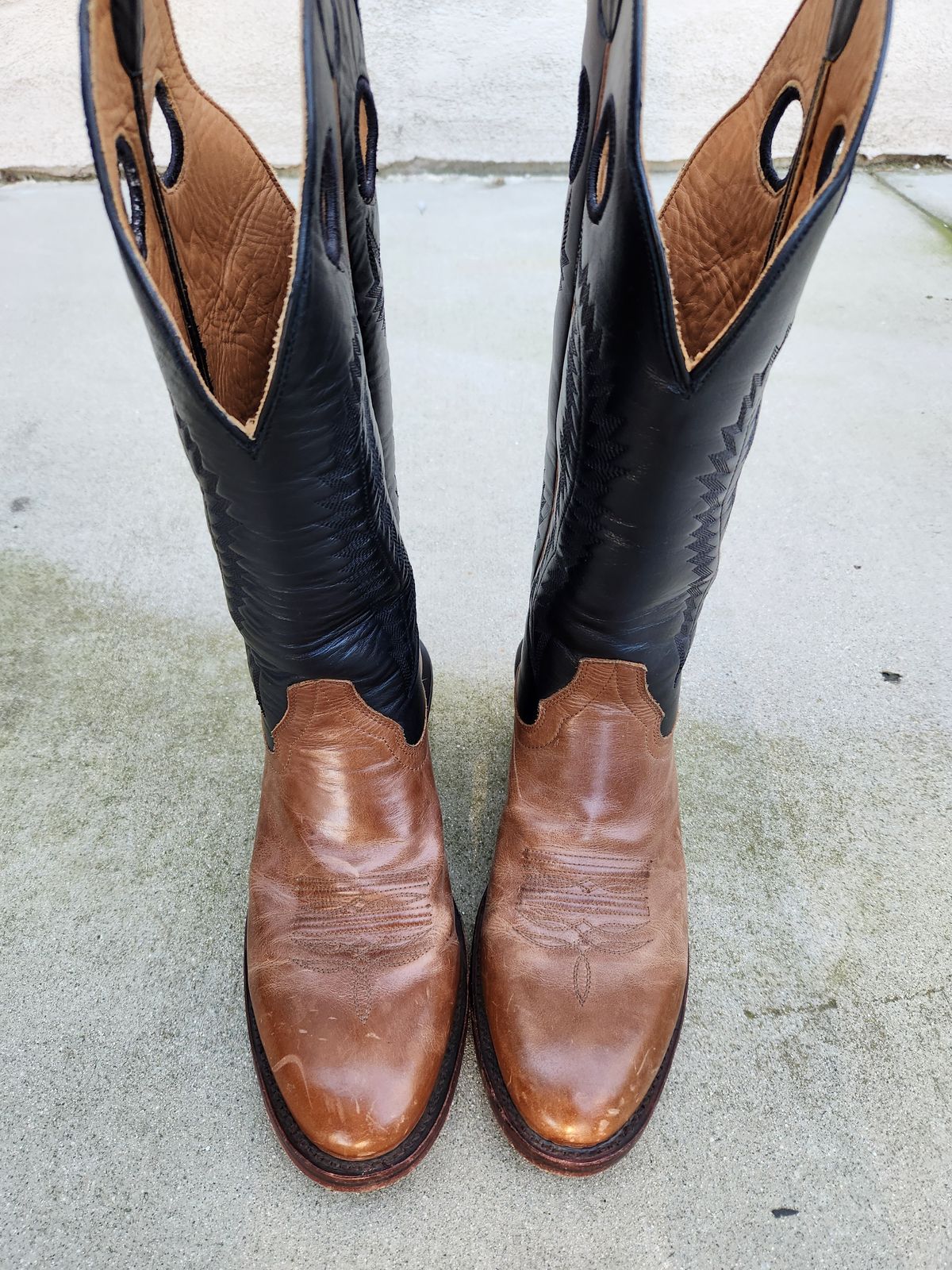 Photo by denimhound on January 6, 2024 of the Drew's Boots The Trevor in Unknown Leather.