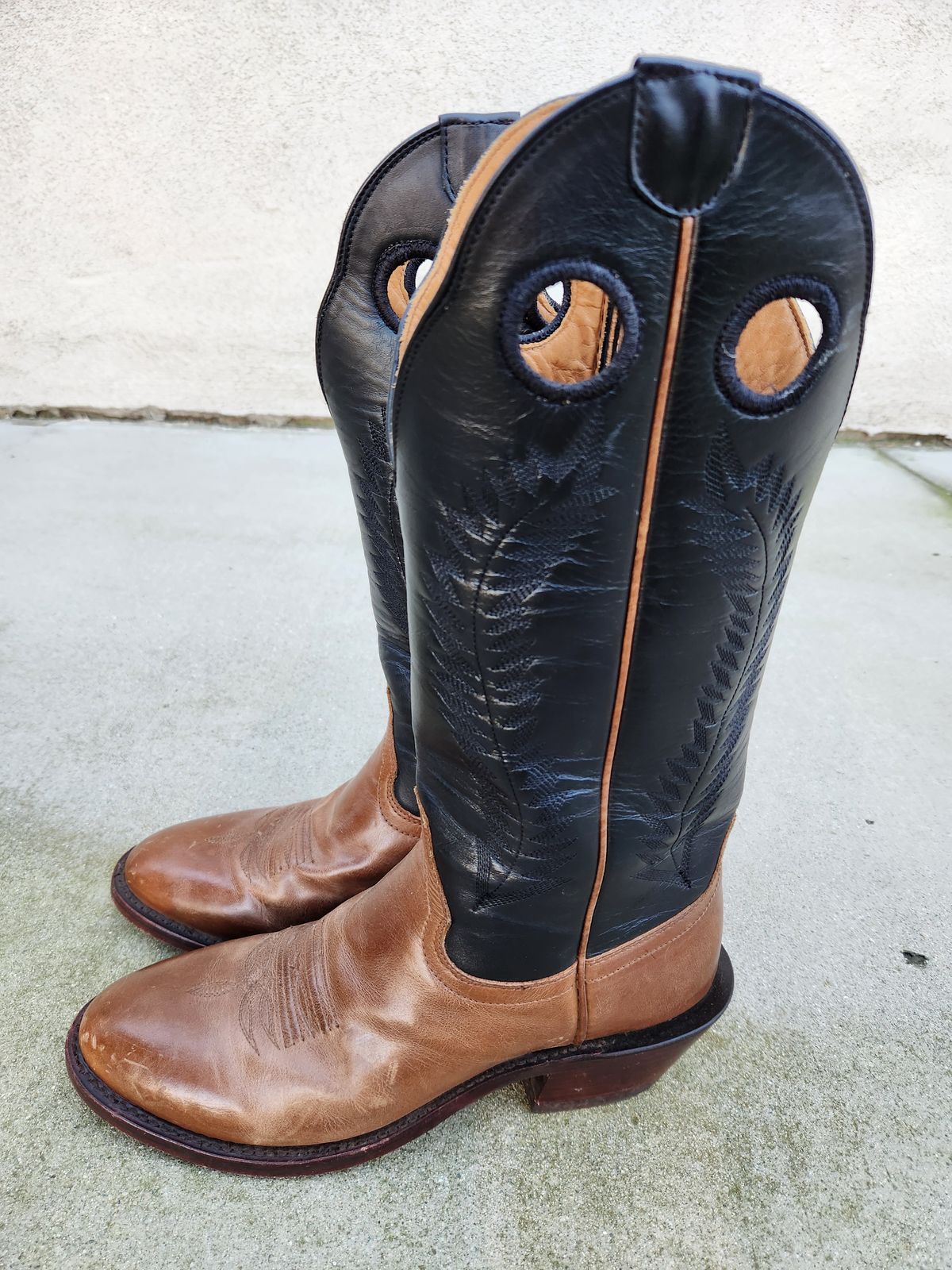Photo by denimhound on January 6, 2024 of the Drew's Boots The Trevor in Unknown Leather.