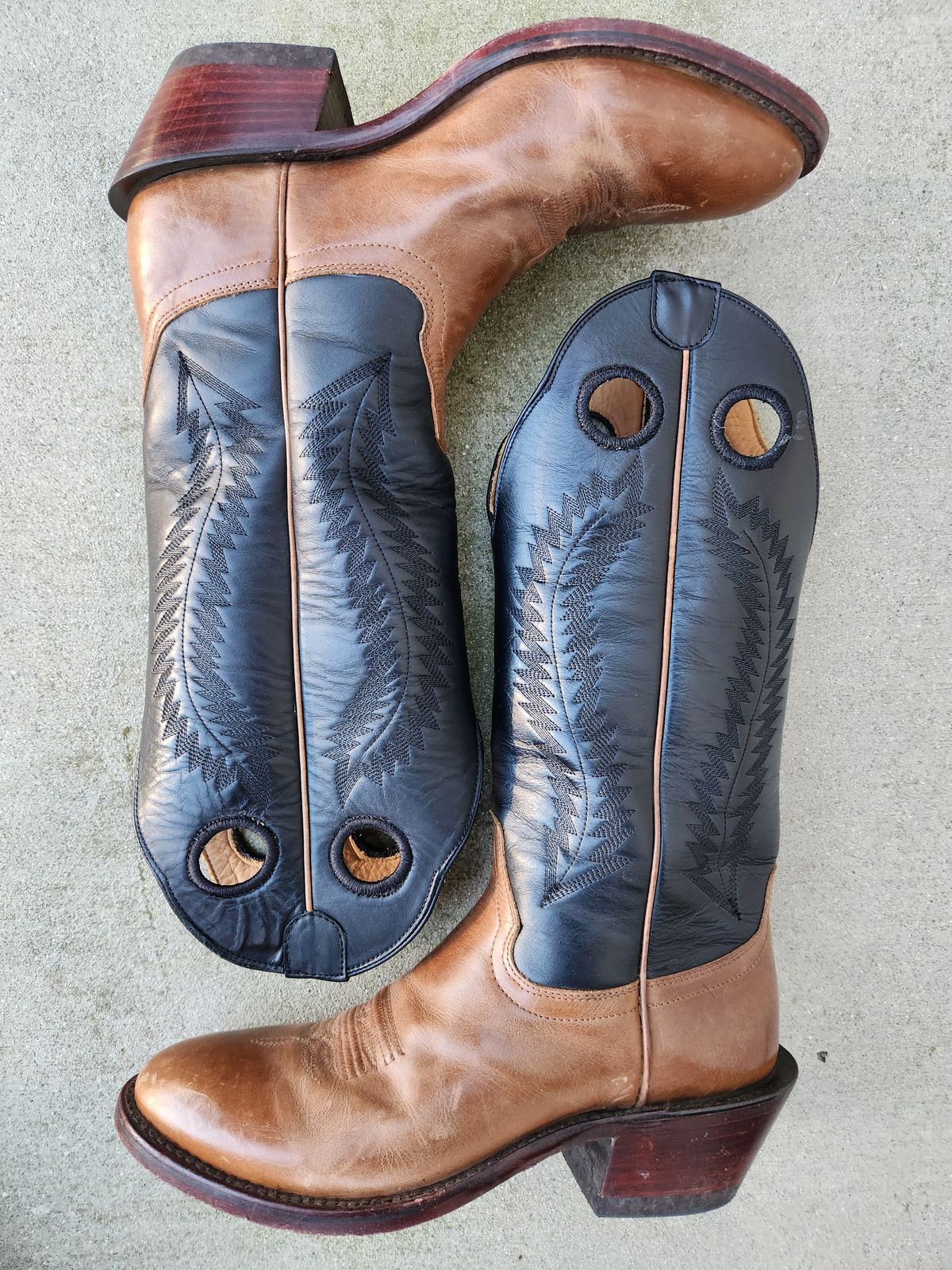 Photo by denimhound on January 6, 2024 of the Drew's Boots The Trevor in Unknown Leather.