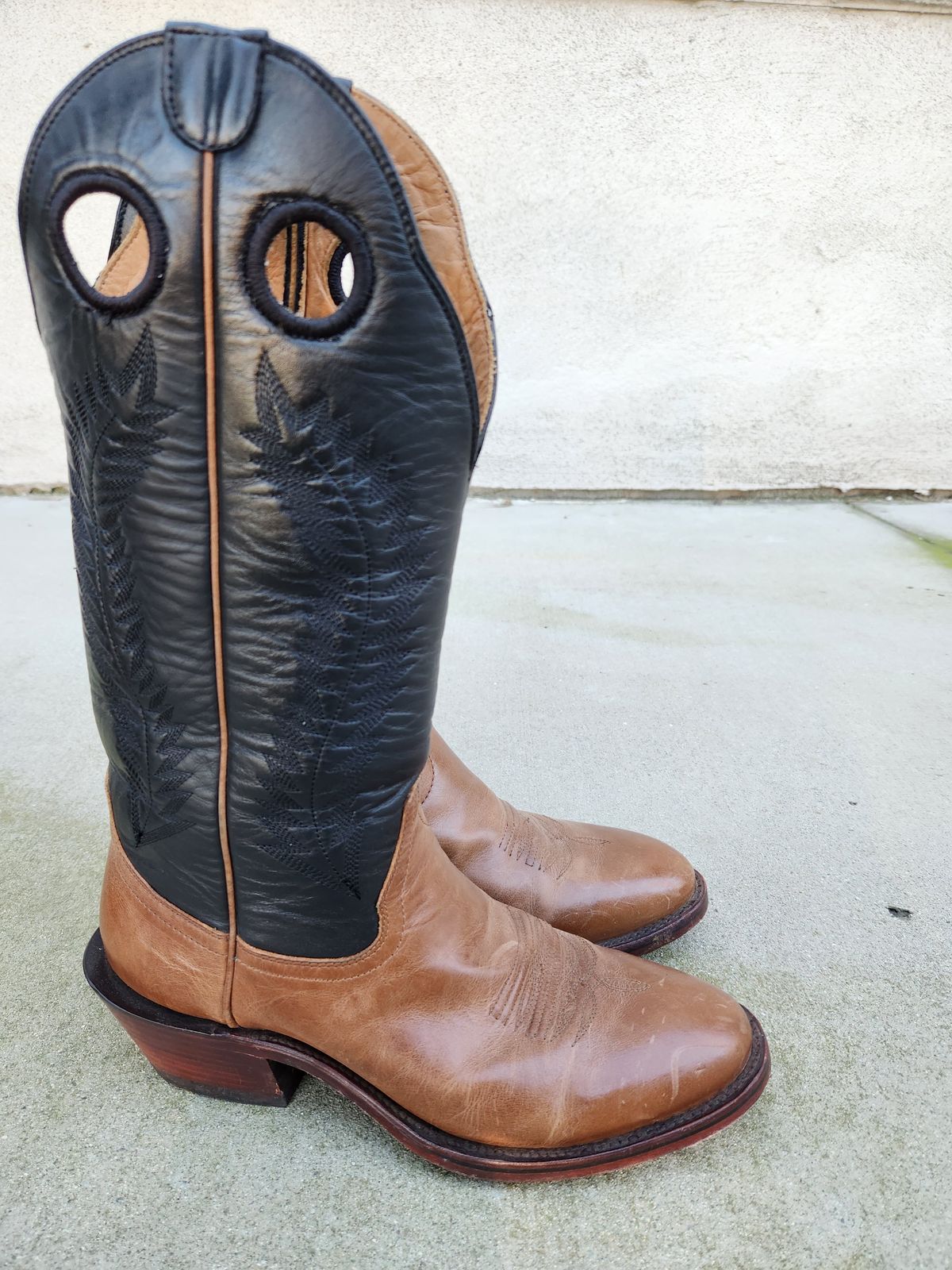 Photo by denimhound on January 6, 2024 of the Drew's Boots The Trevor in Unknown Leather.