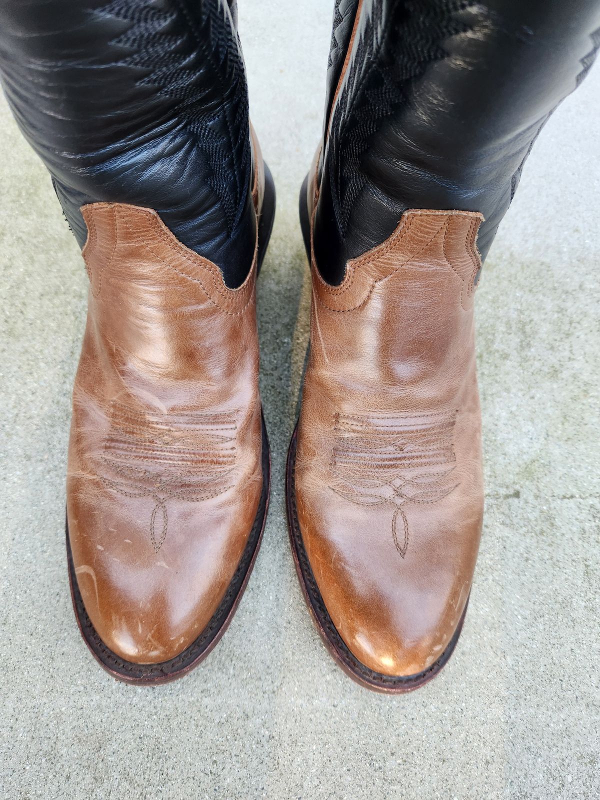 Photo by denimhound on January 6, 2024 of the Drew's Boots The Trevor in Unknown Leather.