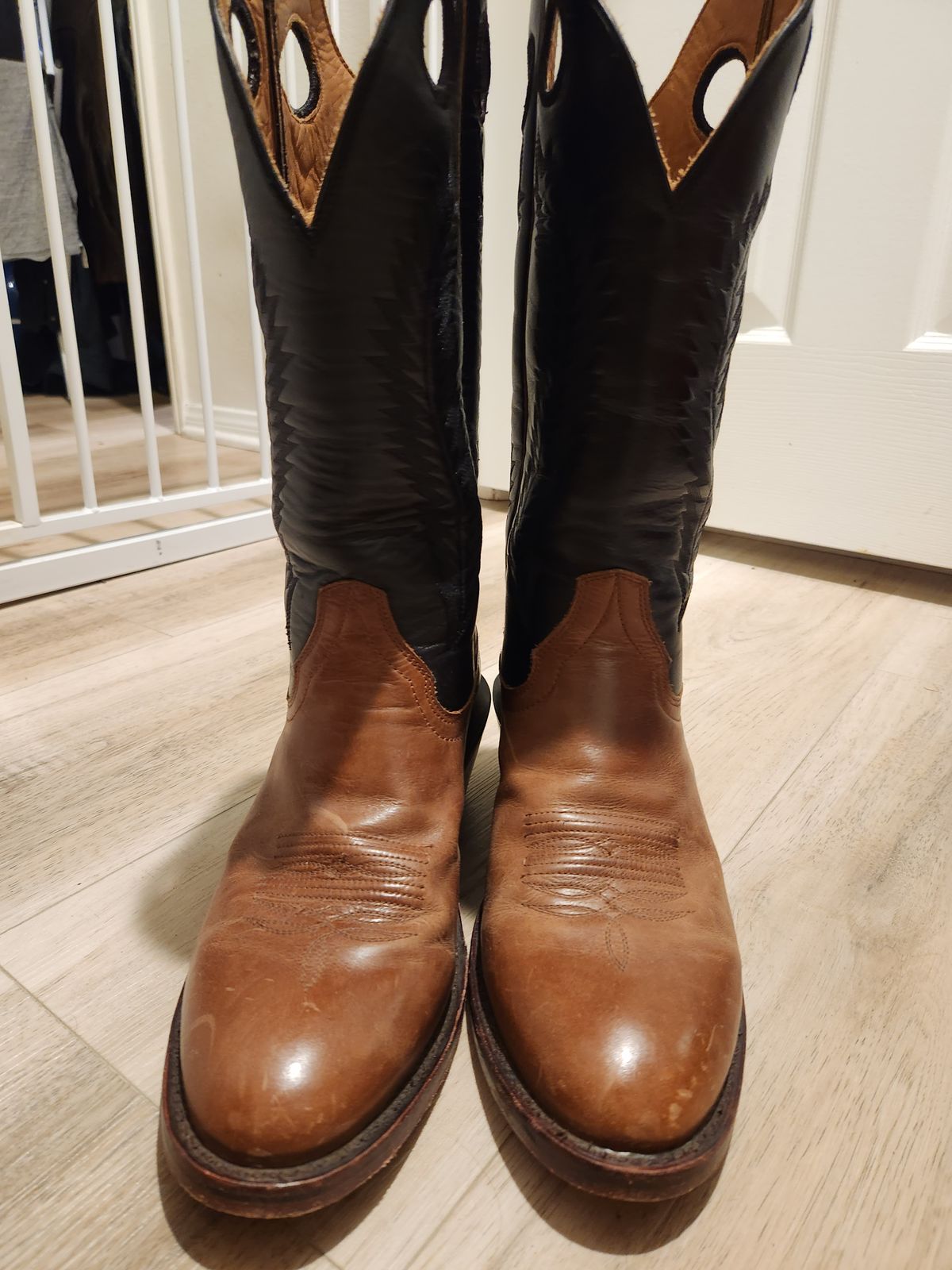 Photo by denimhound on February 6, 2024 of the Drew's Boots The Trevor in Unknown Leather.