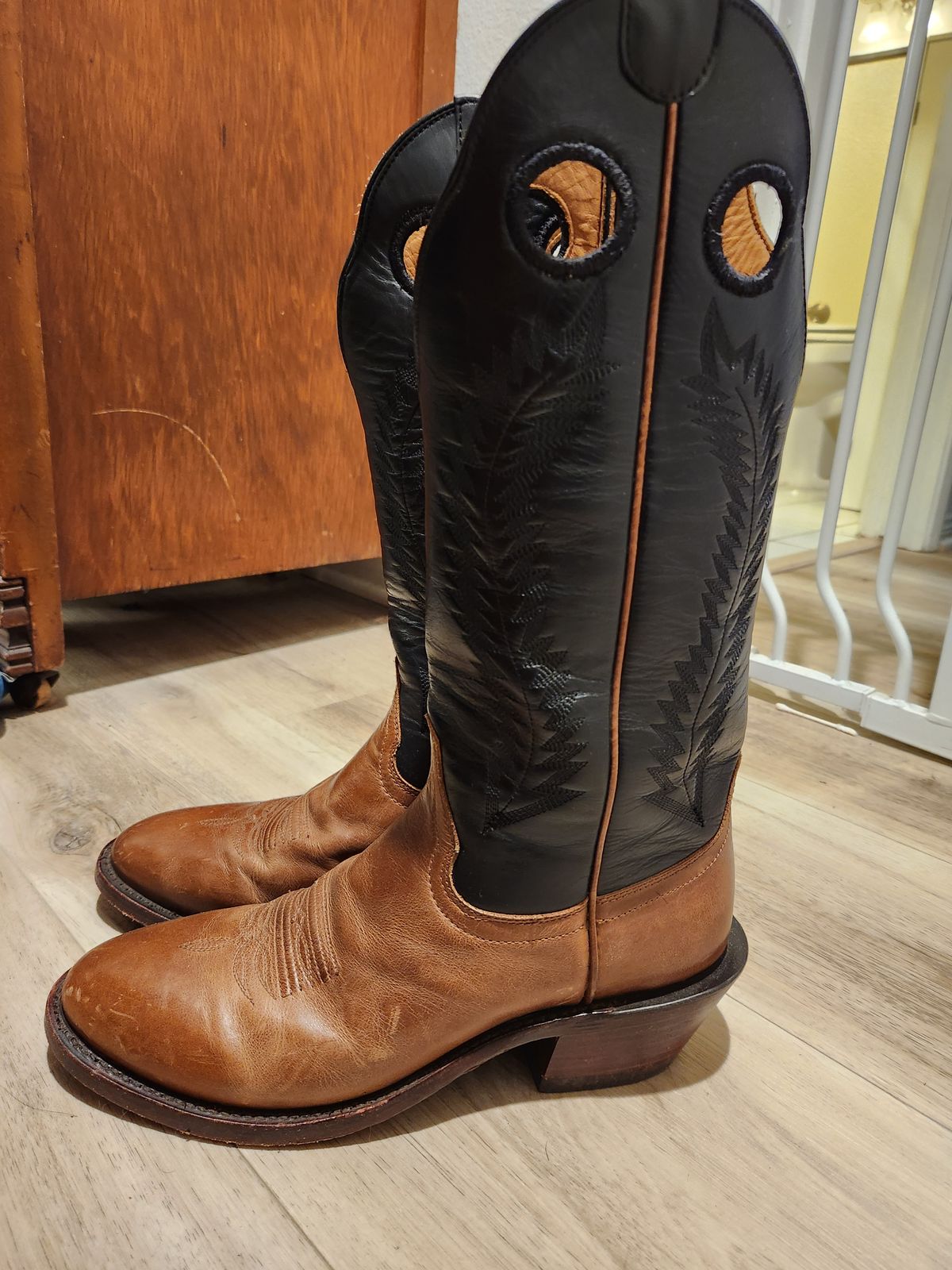 Photo by denimhound on February 6, 2024 of the Drew's Boots The Trevor in Unknown Leather.
