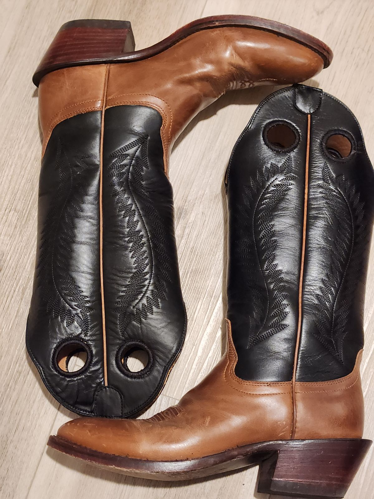 Photo by denimhound on February 6, 2024 of the Drew's Boots The Trevor in Unknown Leather.
