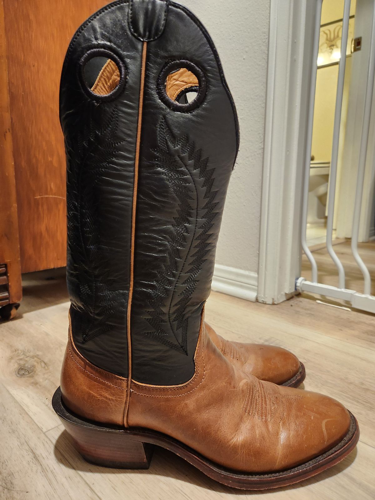 Photo by denimhound on February 6, 2024 of the Drew's Boots The Trevor in Unknown Leather.