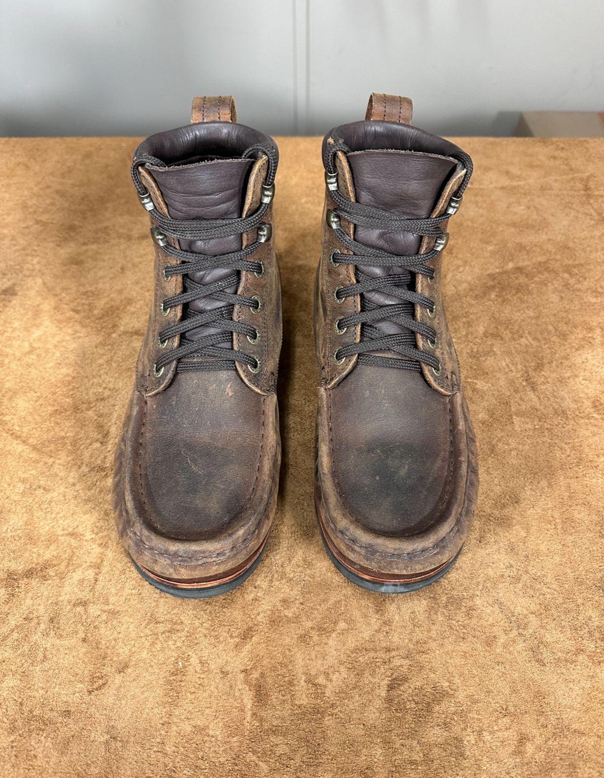 Photo by garethcrouch on November 5, 2024 of the Jim Green Meander Moc Toe in Bronco Brown.