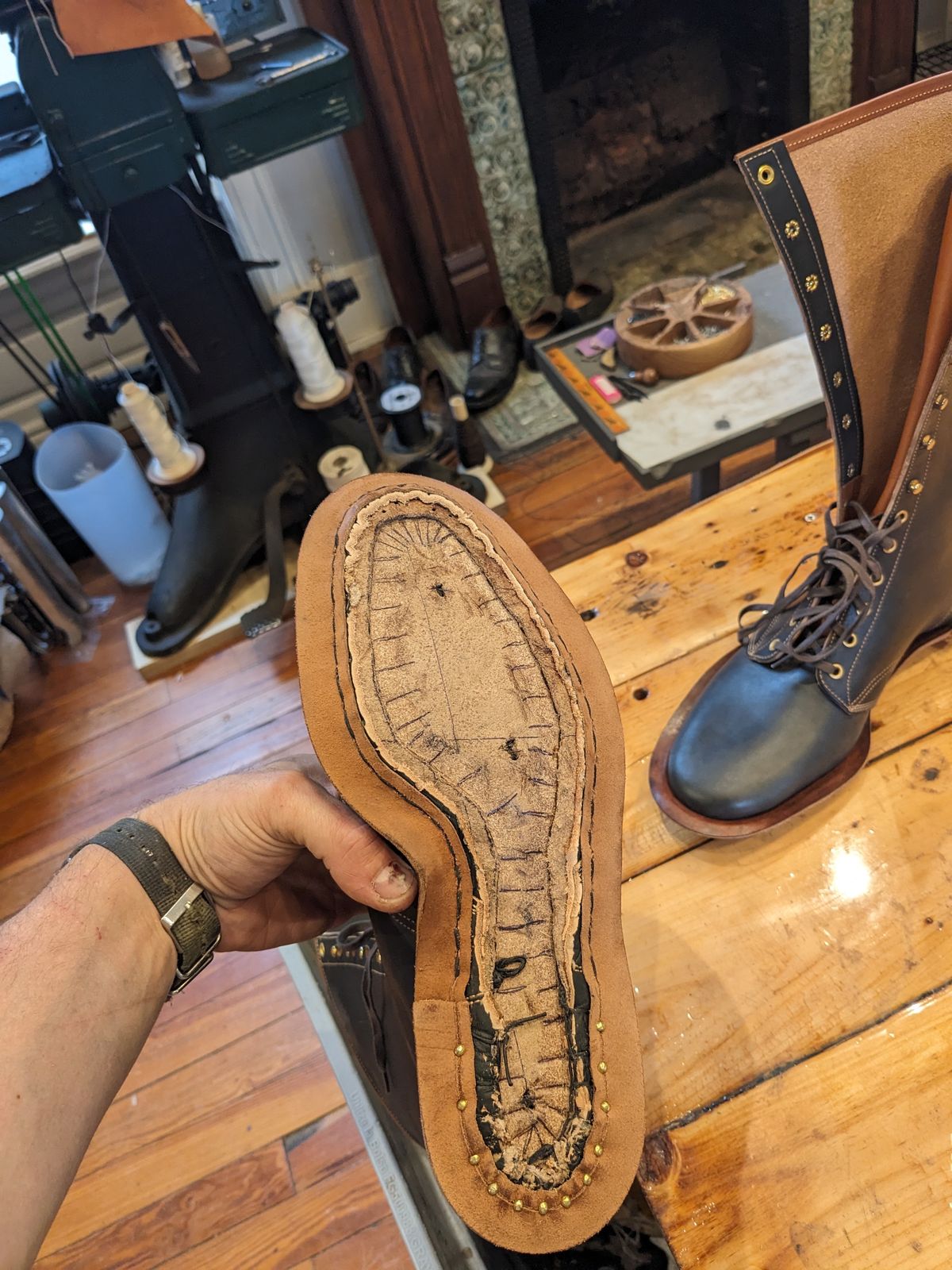 Photo by rubyjupiter on August 9, 2023 of the Clinch Hi-Liner in Wickett & Craig Black-Overdyed Latigo.