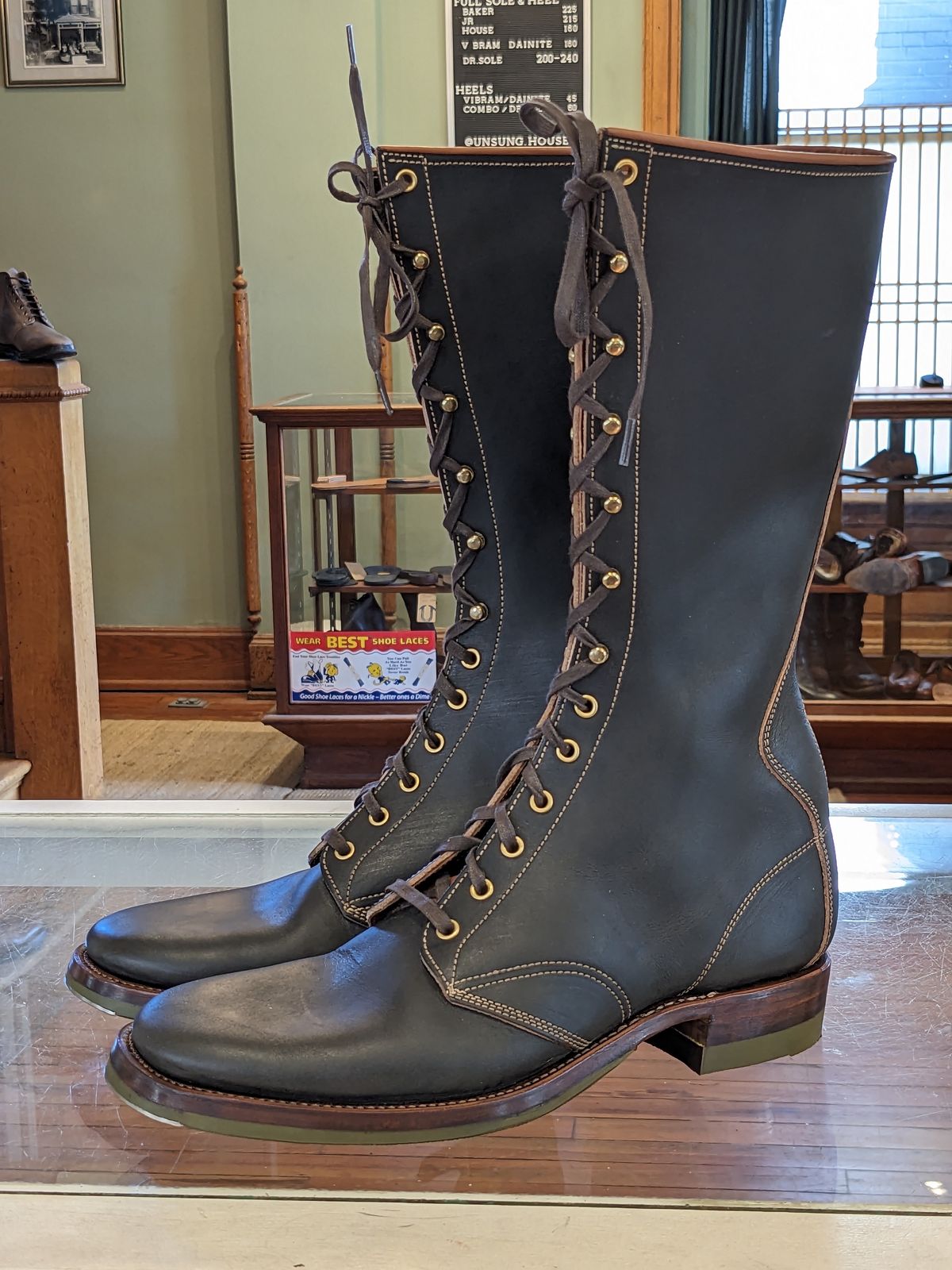 Photo by rubyjupiter on August 16, 2023 of the Clinch Hi-Liner in Wickett & Craig Black-Overdyed Latigo.