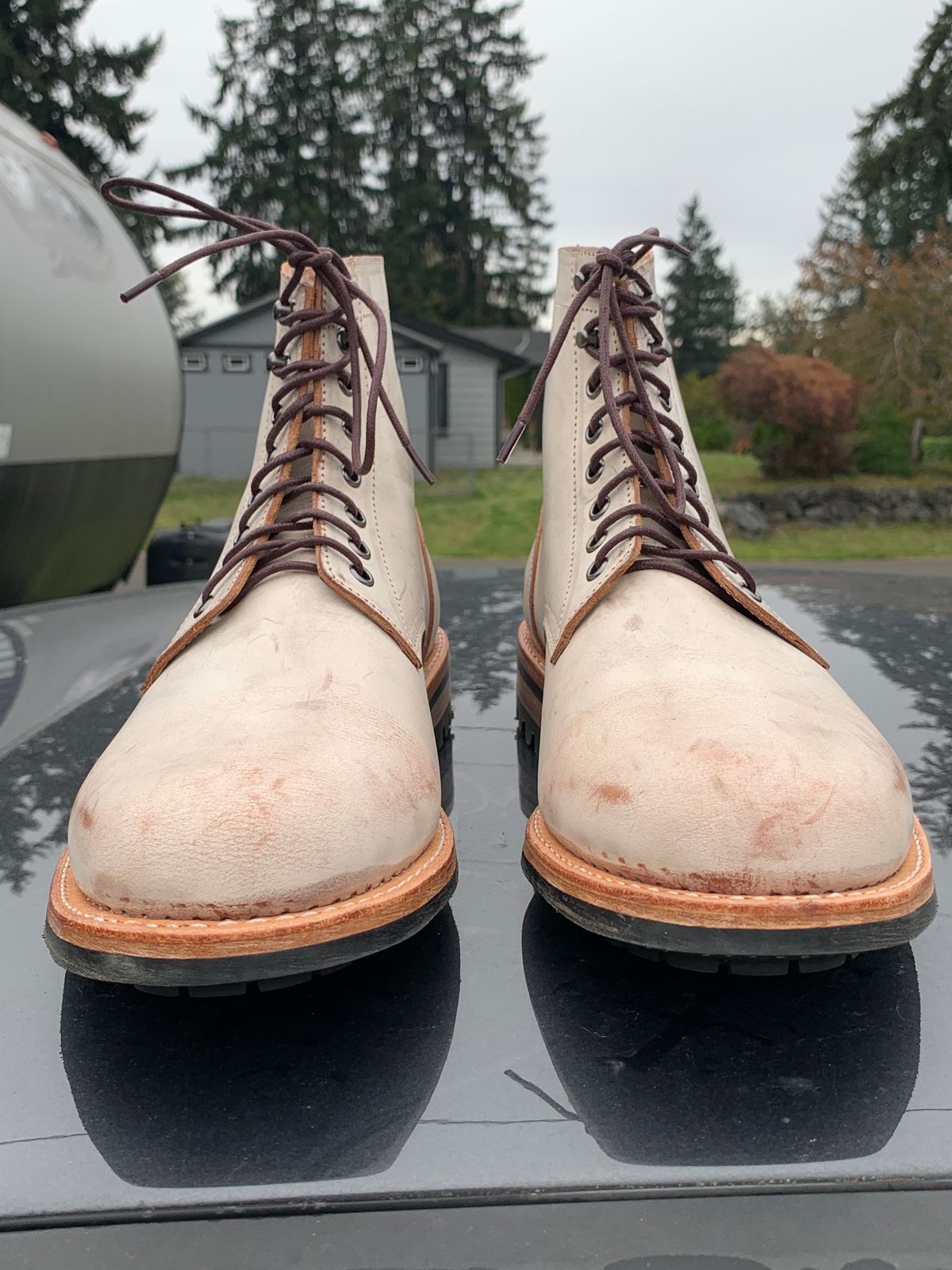 Photo by rubyjupiter on November 1, 2023 of the Oak Street Bootmakers Trench Boot in Volpi Whitewash Overdye Abetone.