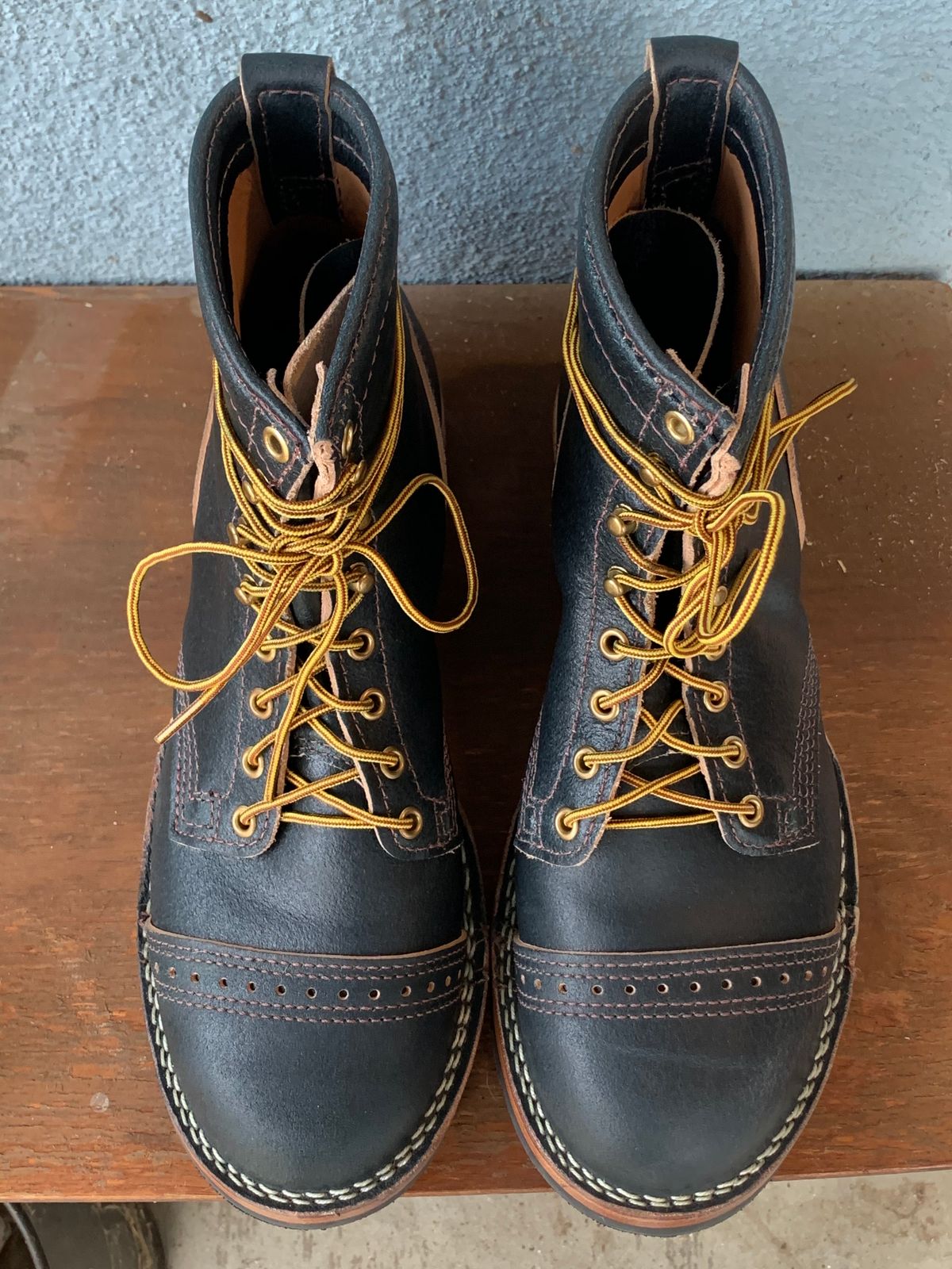 Photo by rubyjupiter on December 19, 2020 of the Wesco Warren Boot in Horween Navy Waxed Flesh.