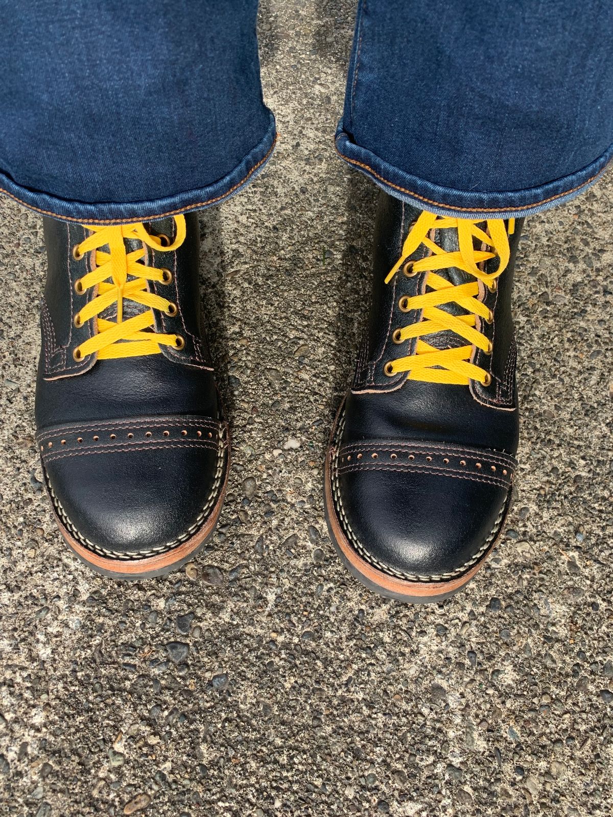 Photo by rubyjupiter on January 16, 2021 of the Wesco Warren Boot in Horween Navy Waxed Flesh.