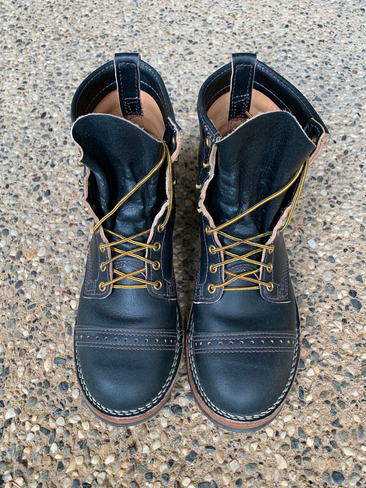 Photo by rubyjupiter on December 23, 2020 of the Wesco Warren Boot in Horween Navy Waxed Flesh.