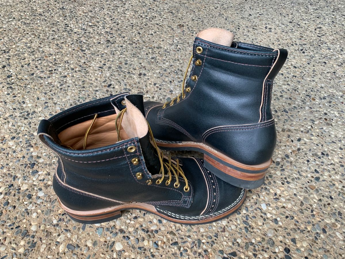 Photo by rubyjupiter on December 23, 2020 of the Wesco Warren Boot in Horween Navy Waxed Flesh.