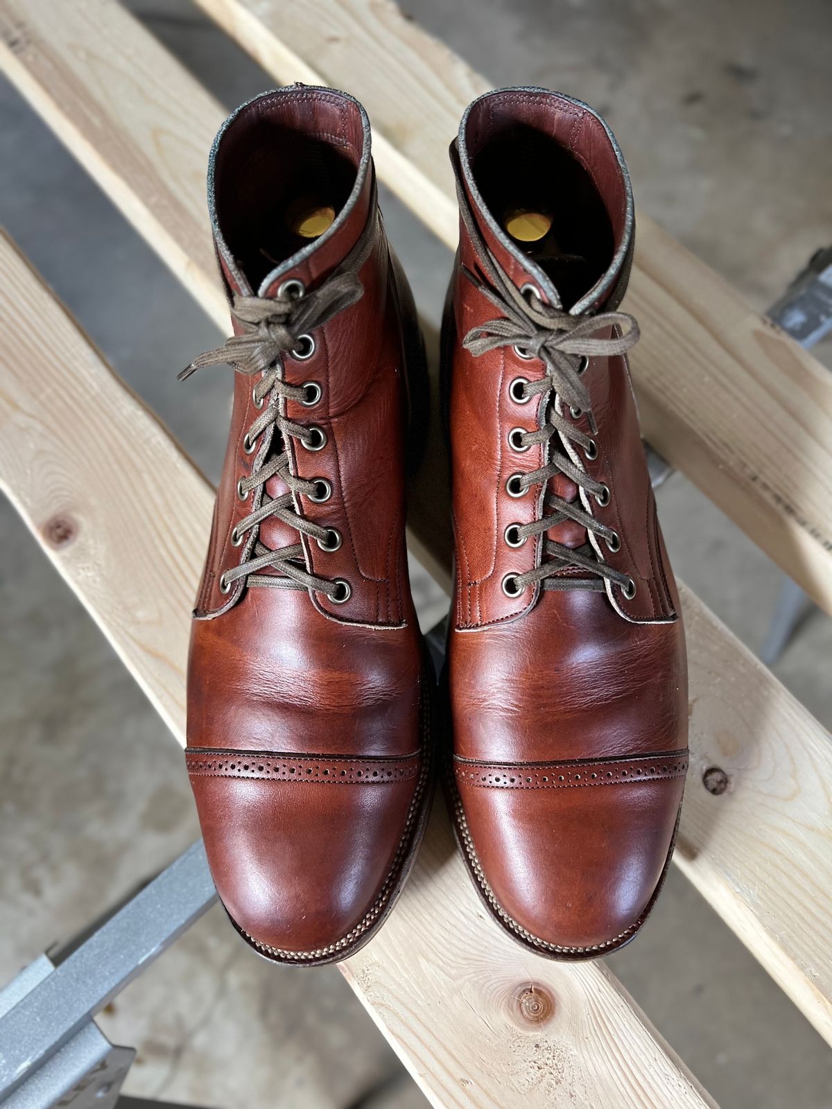 Photo by boots.bikes.rx on February 4, 2023 of the Viberg Service Boot BCT in Horween Saddle Tan Chromepak.