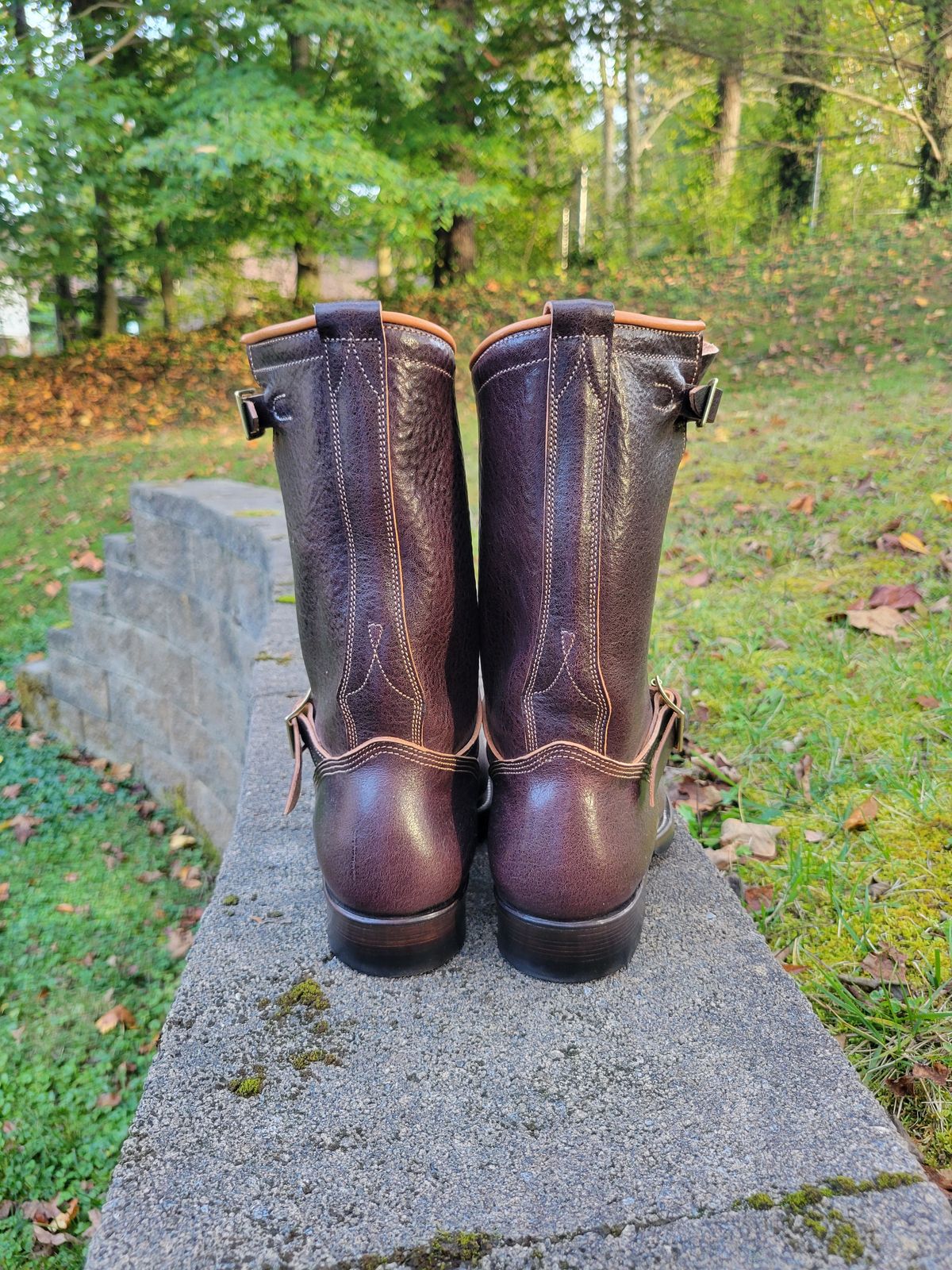 Photo by giraffchen on October 3, 2025 of the Unsung U 22-2 Engineer Boot in Horween Dark Brown Aspen Steerhide.