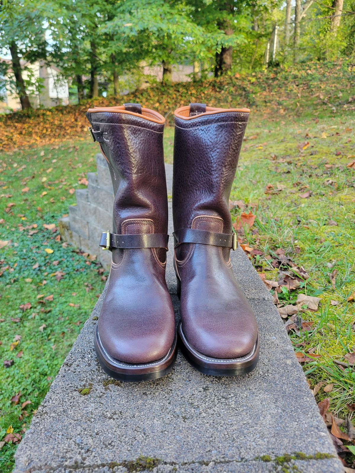 Photo by giraffchen on October 3, 2025 of the Unsung U 22-2 Engineer Boot in Horween Dark Brown Aspen Steerhide.