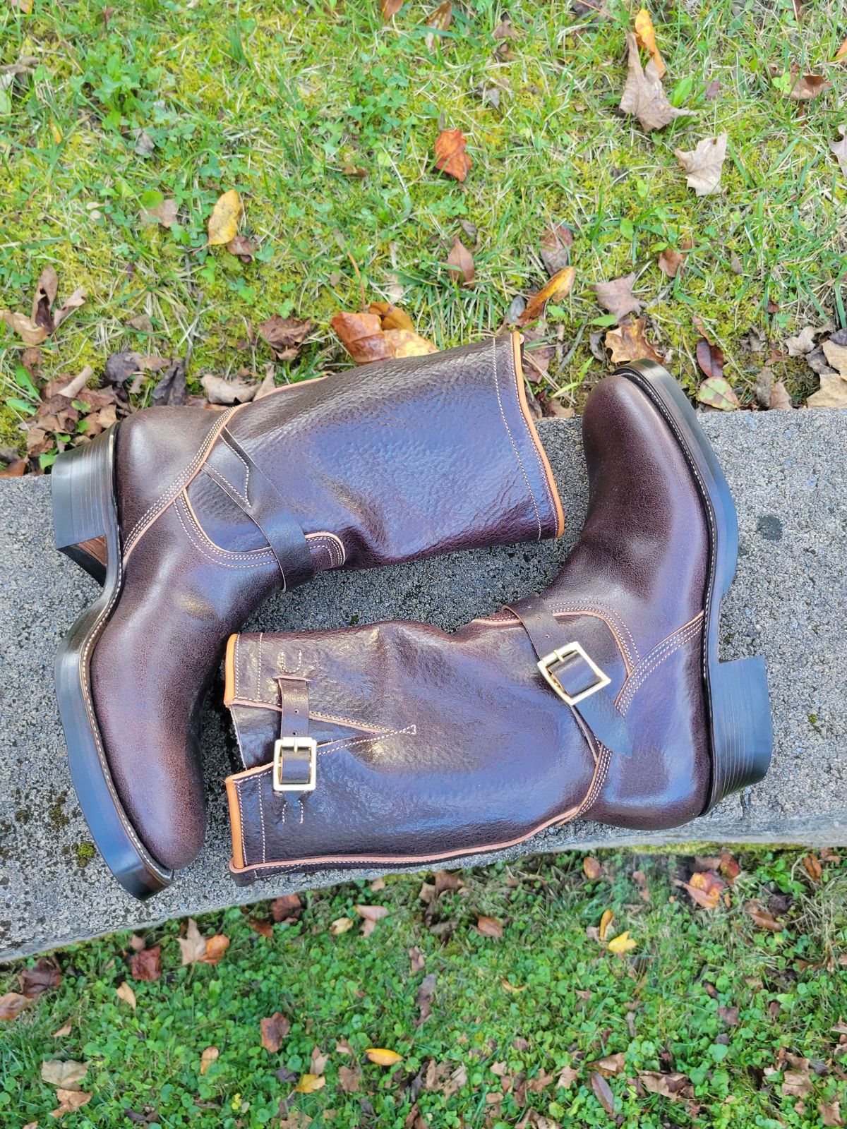 Photo by giraffchen on October 3, 2025 of the Unsung U 22-2 Engineer Boot in Horween Dark Brown Aspen Steerhide.