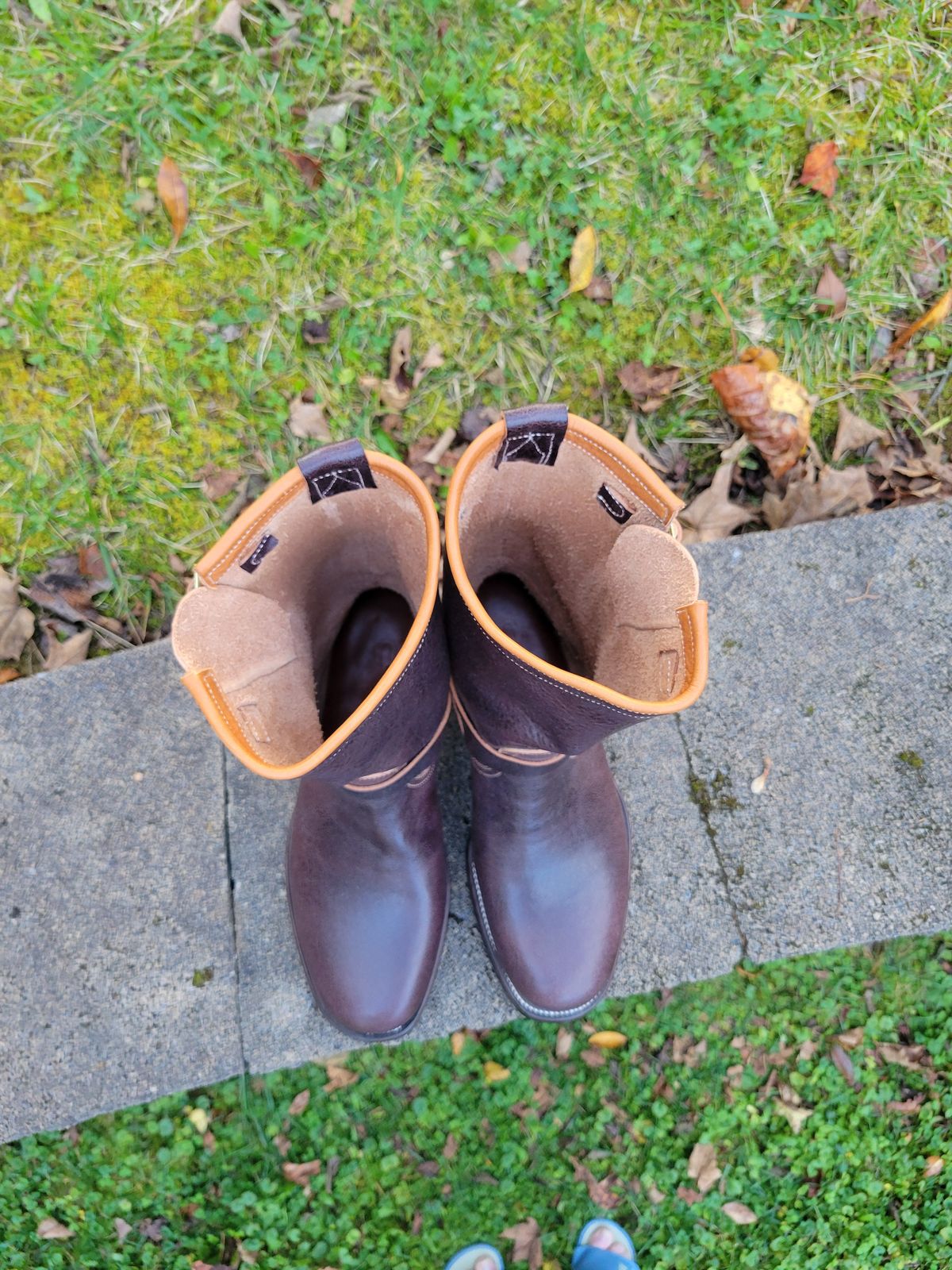 Photo by giraffchen on October 3, 2025 of the Unsung U 22-2 Engineer Boot in Horween Dark Brown Aspen Steerhide.