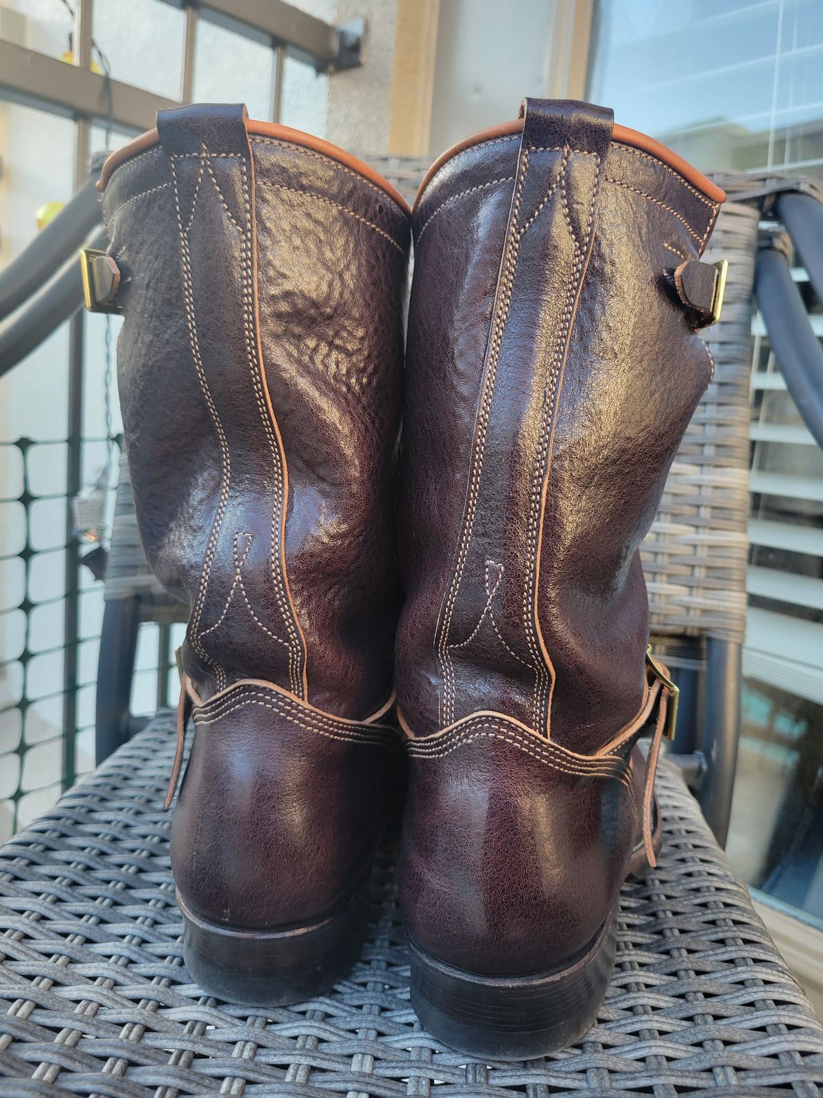 Photo by giraffchen on November 5, 2025 of the Unsung U 22-2 Engineer Boot in Horween Dark Brown Aspen Steerhide.