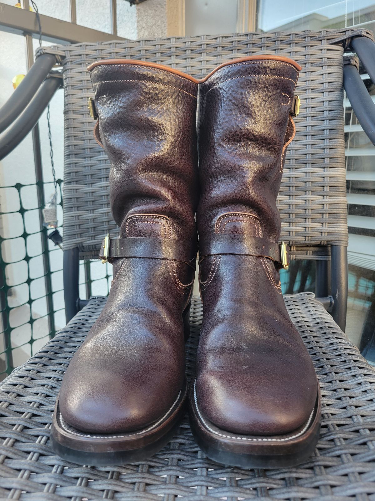 Photo by giraffchen on November 5, 2025 of the Unsung U 22-2 Engineer Boot in Horween Dark Brown Aspen Steerhide.