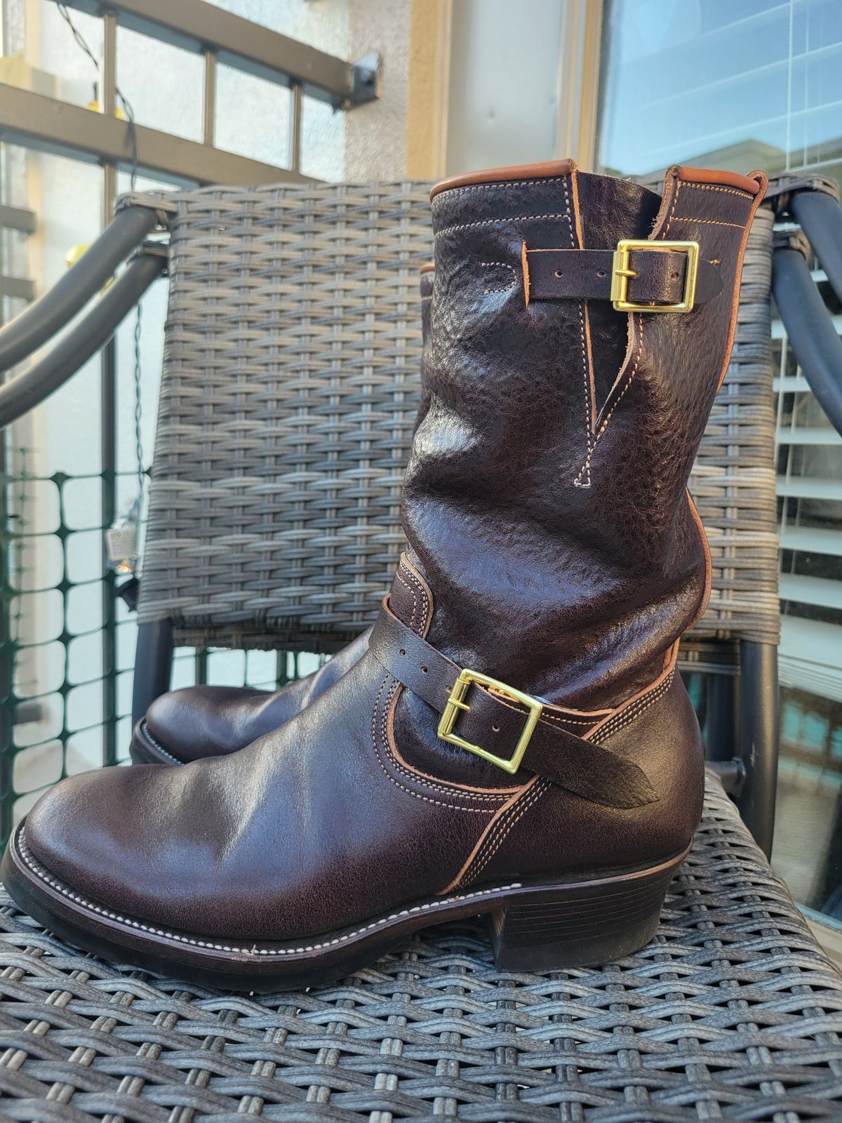 Photo by giraffchen on November 5, 2025 of the Unsung U 22-2 Engineer Boot in Horween Dark Brown Aspen Steerhide.