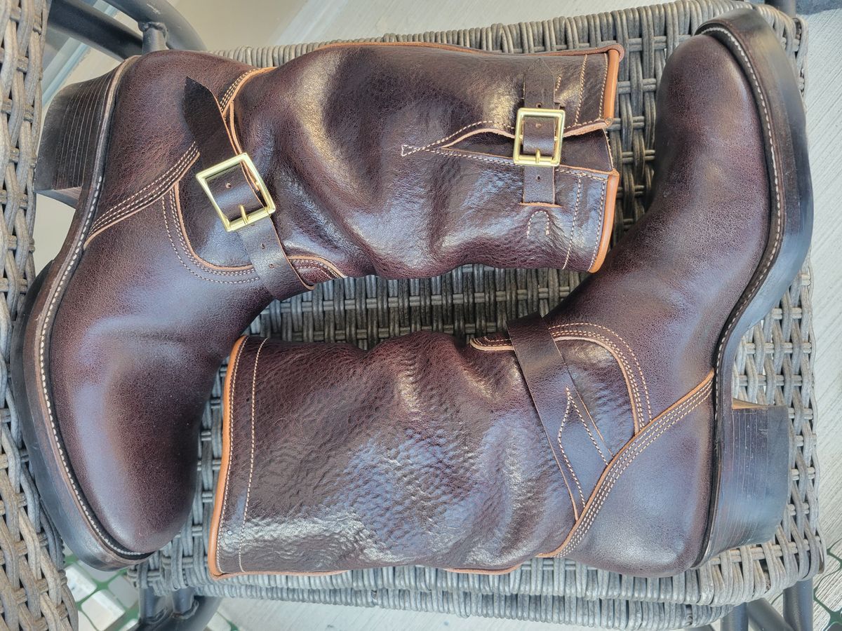 Photo by giraffchen on November 5, 2025 of the Unsung U 22-2 Engineer Boot in Horween Dark Brown Aspen Steerhide.
