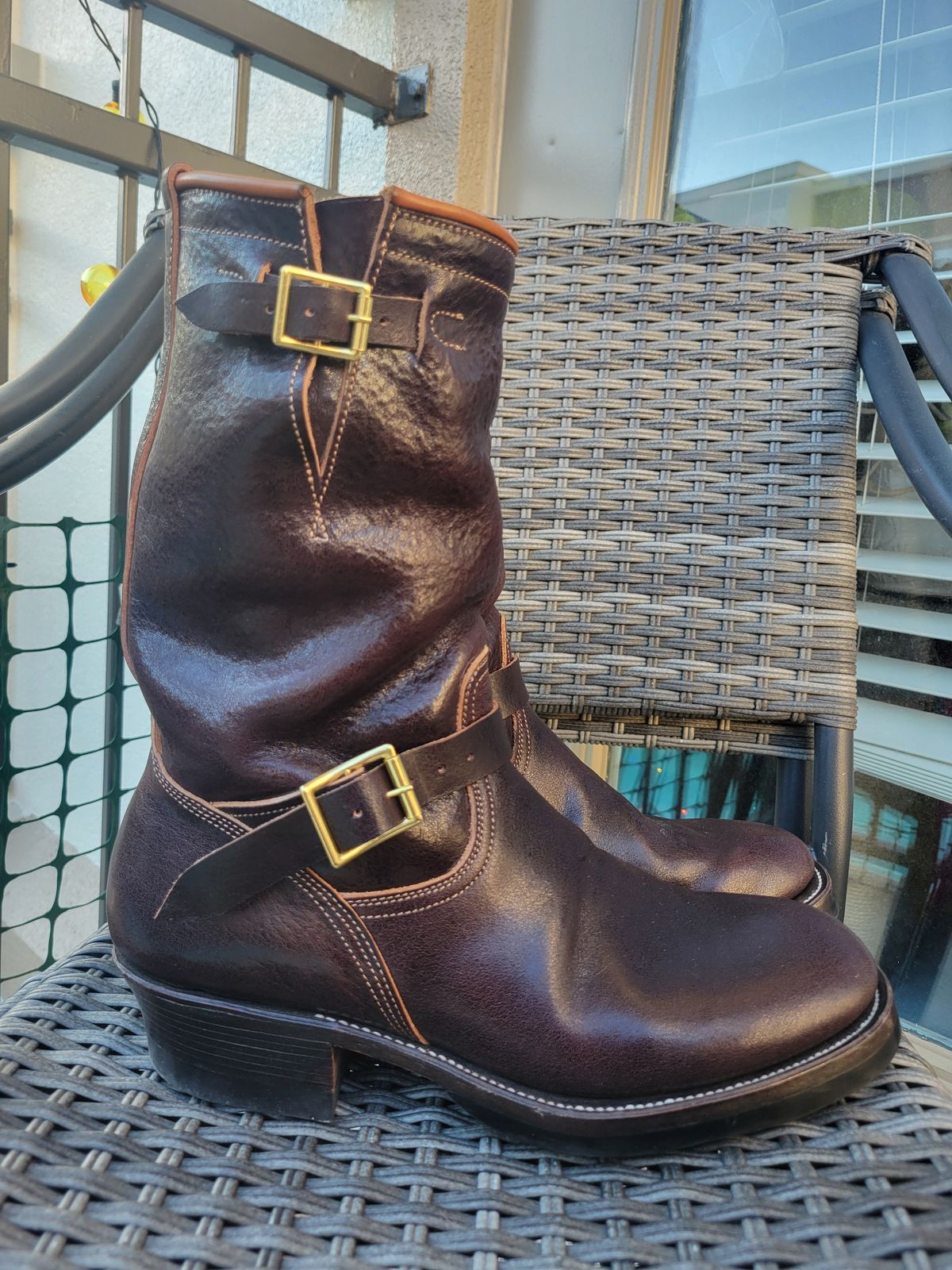 Photo by giraffchen on November 5, 2025 of the Unsung U 22-2 Engineer Boot in Horween Dark Brown Aspen Steerhide.