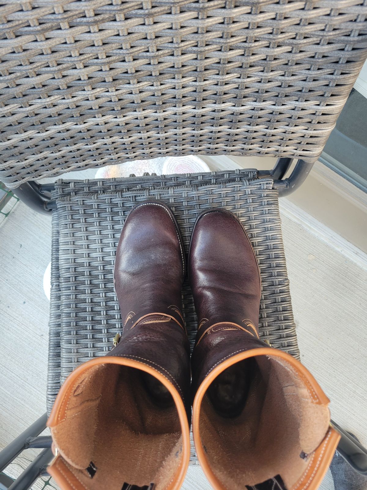 Photo by giraffchen on November 5, 2025 of the Unsung U 22-2 Engineer Boot in Horween Dark Brown Aspen Steerhide.