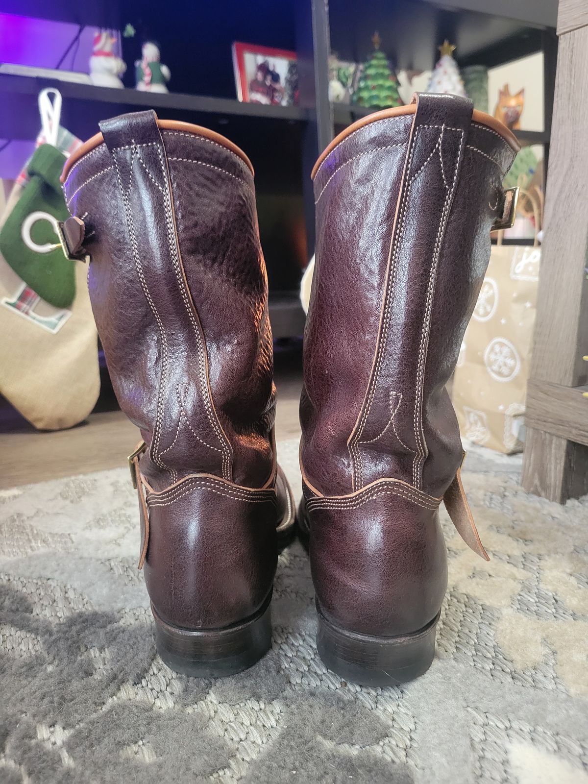 Photo by giraffchen on December 5, 2025 of the Unsung U 22-2 Engineer Boot in Horween Dark Brown Aspen Steerhide.